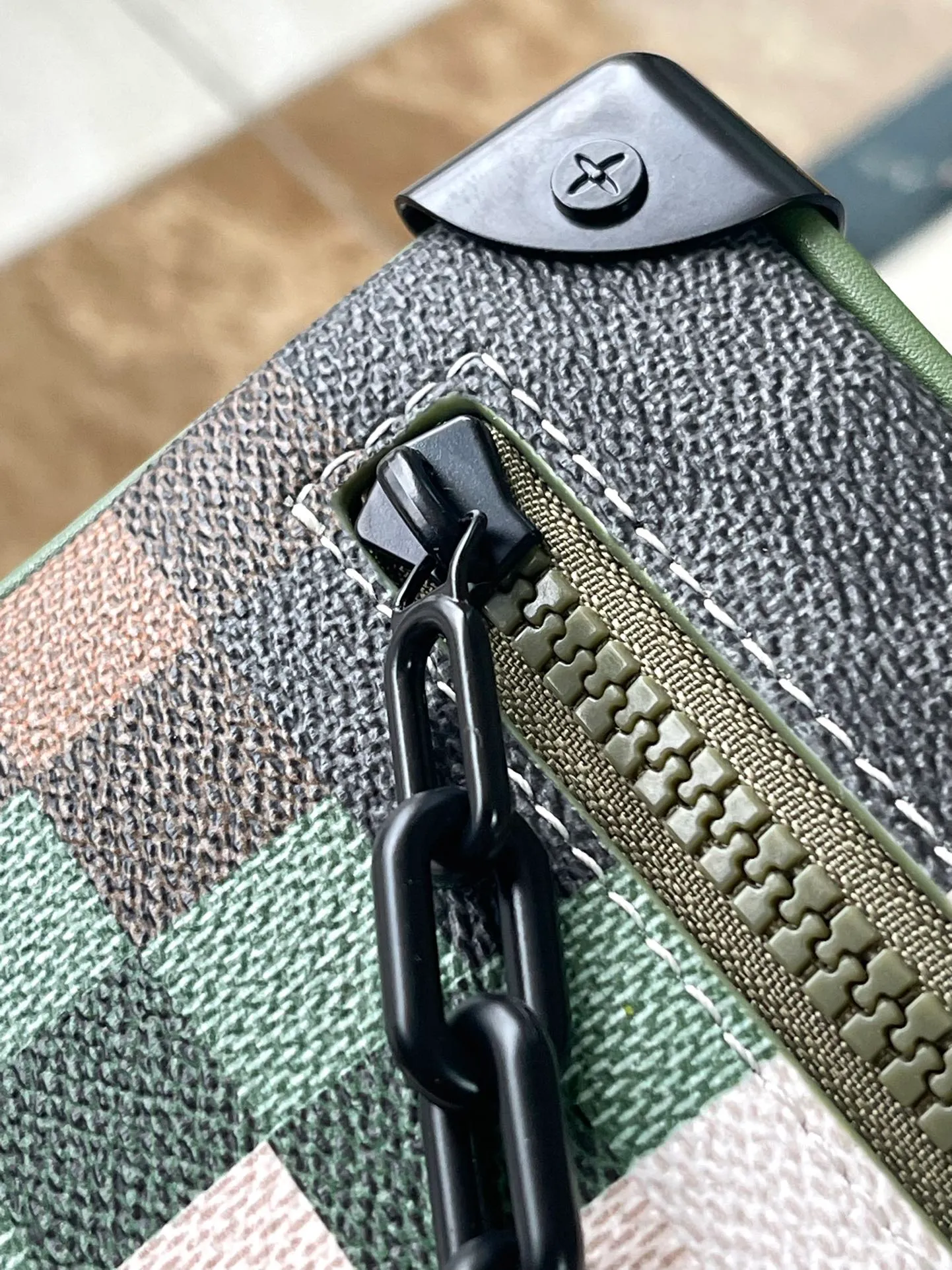 💰1080 Top Original Order M24581 Men's creative director Pharrell Williams inherited Virgil Abloh's creative concept of renewing Louis Vuitton's iconic elements and used Damoflage coated canvas to create this Mini Soft Trunk handbag. The iconic Damier pattern is transformed into a pixel-effect camouflage print, showing the harmony between the brand's classic heritage and the designer's personal style. Dimensions: 18.5 × 13 × 8 cm