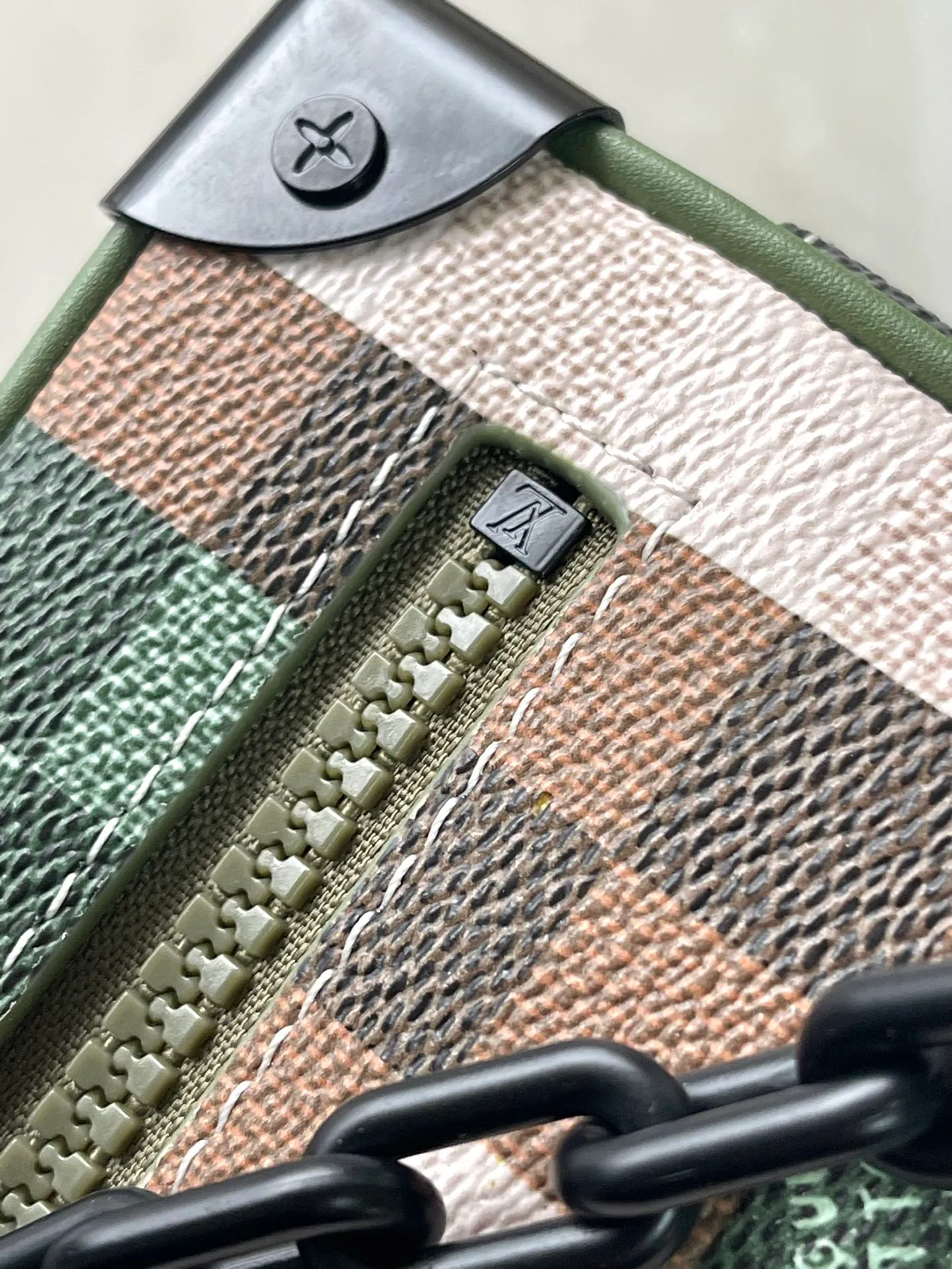 💰1080 Top Original Order M24581 Men's creative director Pharrell Williams inherited Virgil Abloh's creative concept of renewing Louis Vuitton's iconic elements and used Damoflage coated canvas to create this Mini Soft Trunk handbag. The iconic Damier pattern is transformed into a pixel-effect camouflage print, showing the harmony between the brand's classic heritage and the designer's personal style. Dimensions: 18.5 × 13 × 8 cm