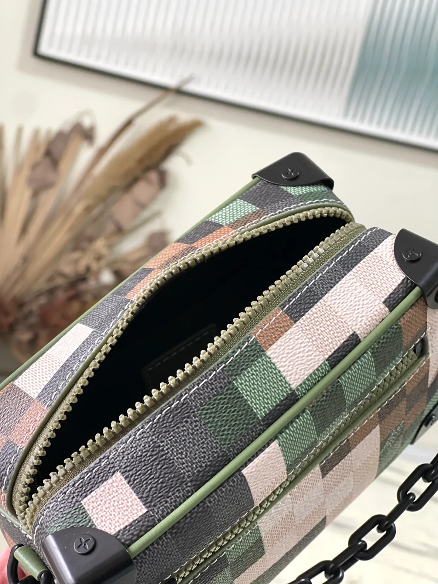 💰1080 Top Original Order M24581 Men's creative director Pharrell Williams inherited Virgil Abloh's creative concept of renewing Louis Vuitton's iconic elements and used Damoflage coated canvas to create this Mini Soft Trunk handbag. The iconic Damier pattern is transformed into a pixel-effect camouflage print, showing the harmony between the brand's classic heritage and the designer's personal style. Dimensions: 18.5 × 13 × 8 cm