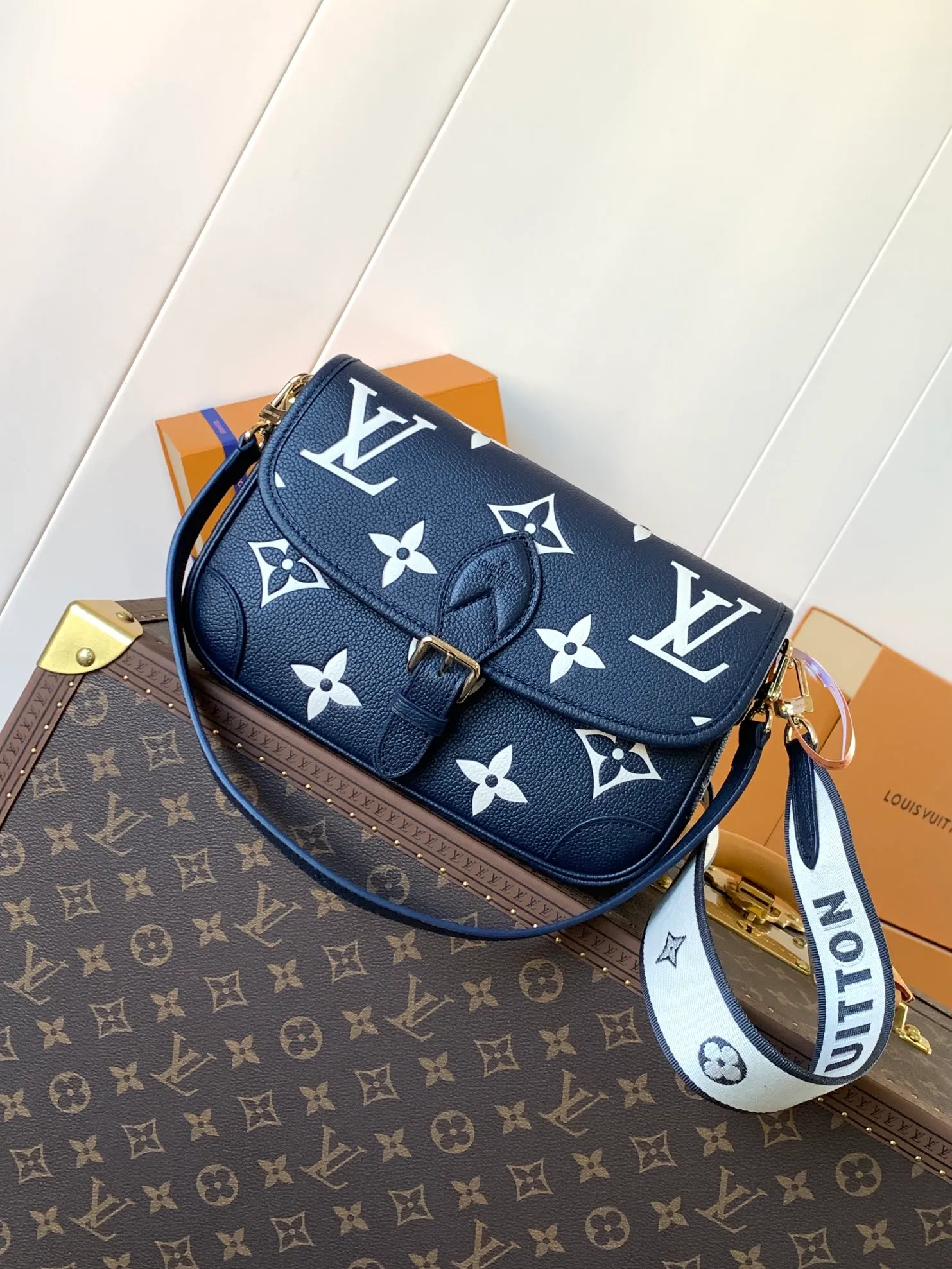 💰1100 (top layer leather) top original order transcoding chip custom first layer imported leather M47161 blue M46846 haze blue M46386 black M46388 off-white M46583 apricot silk screen This Diane handbag is based on Louis Vuitton's classic Monogram The Empreinte embossed leather has the brand logo woven into the detachable wide jacquard shoulder strap. In addition to the detachable leather shoulder strap, it adds a cross-body option, which can flexibly match the elegant style or the dynamic style. Dimensions: 23 × 16 × 8.5 cm