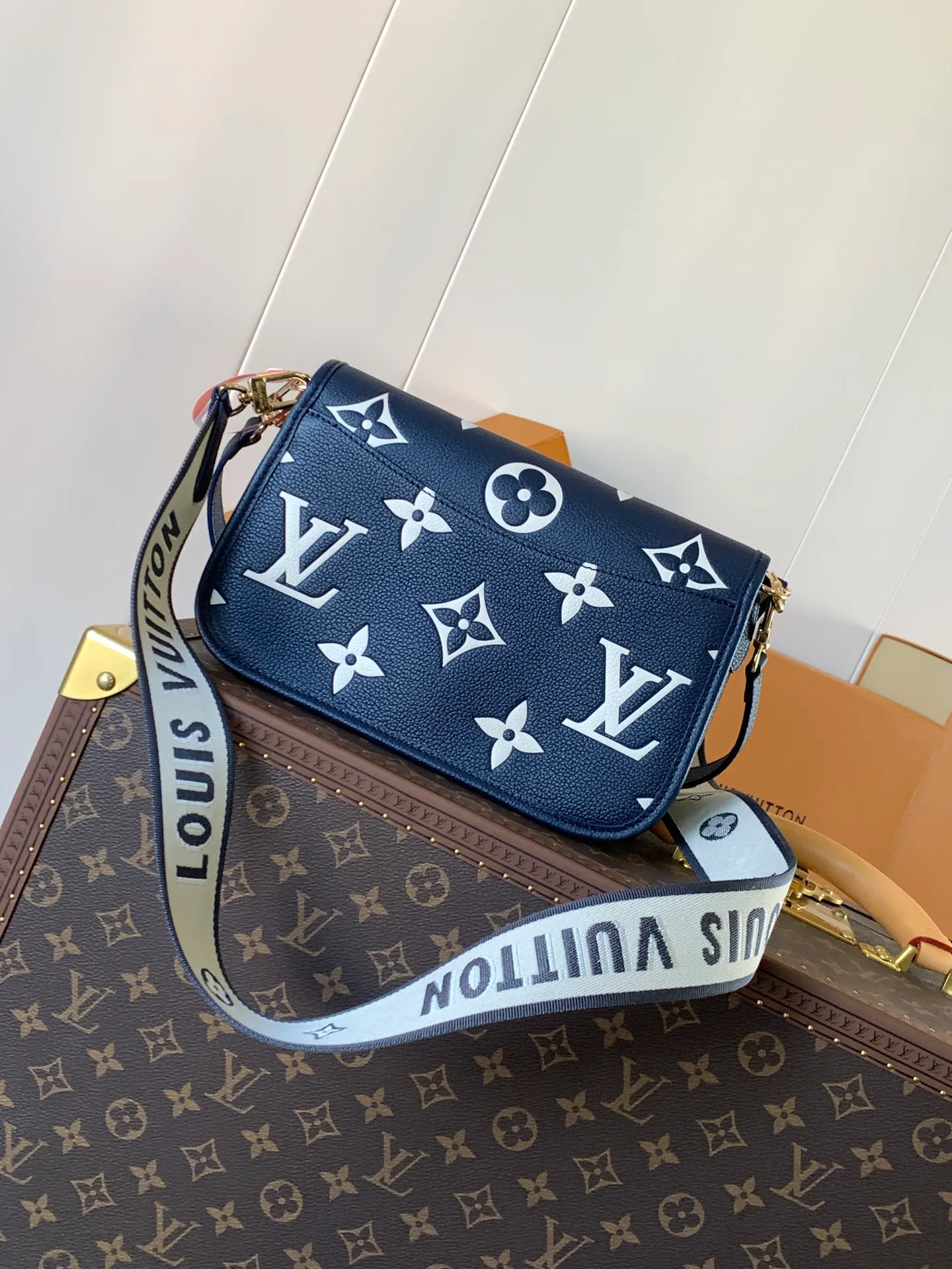 💰1100 (top layer leather) top original order transcoding chip custom first layer imported leather M47161 blue M46846 haze blue M46386 black M46388 off-white M46583 apricot silk screen This Diane handbag is based on Louis Vuitton's classic Monogram The Empreinte embossed leather has the brand logo woven into the detachable wide jacquard shoulder strap. In addition to the detachable leather shoulder strap, it adds a cross-body option, which can flexibly match the elegant style or the dynamic style. Dimensions: 23 × 16 × 8.5 cm