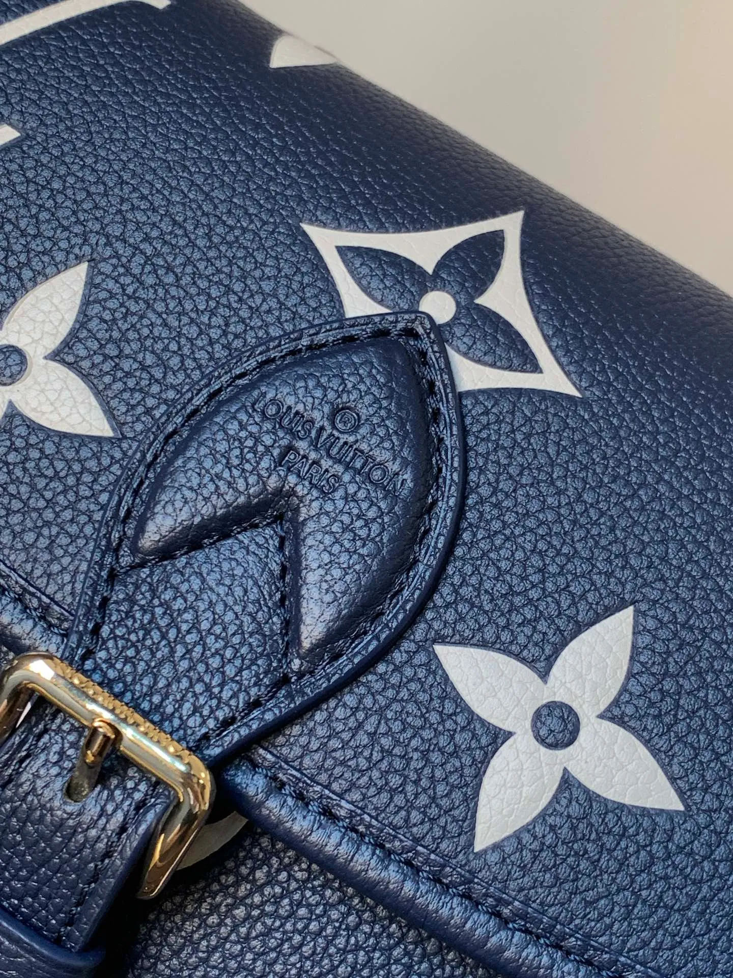 💰1100 (top layer leather) top original order transcoding chip custom first layer imported leather M47161 blue M46846 haze blue M46386 black M46388 off-white M46583 apricot silk screen This Diane handbag is based on Louis Vuitton's classic Monogram The Empreinte embossed leather has the brand logo woven into the detachable wide jacquard shoulder strap. In addition to the detachable leather shoulder strap, it adds a cross-body option, which can flexibly match the elegant style or the dynamic style. Dimensions: 23 × 16 × 8.5 cm