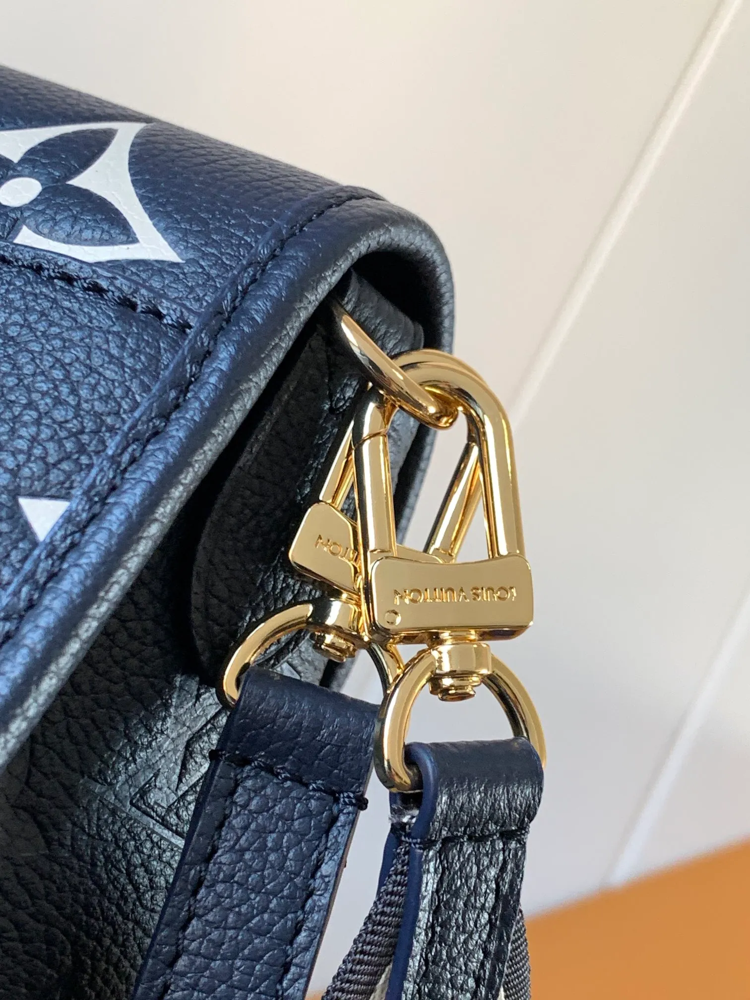 💰1100 (top layer leather) top original order transcoding chip custom first layer imported leather M47161 blue M46846 haze blue M46386 black M46388 off-white M46583 apricot silk screen This Diane handbag is based on Louis Vuitton's classic Monogram The Empreinte embossed leather has the brand logo woven into the detachable wide jacquard shoulder strap. In addition to the detachable leather shoulder strap, it adds a cross-body option, which can flexibly match the elegant style or the dynamic style. Dimensions: 23 × 16 × 8.5 cm