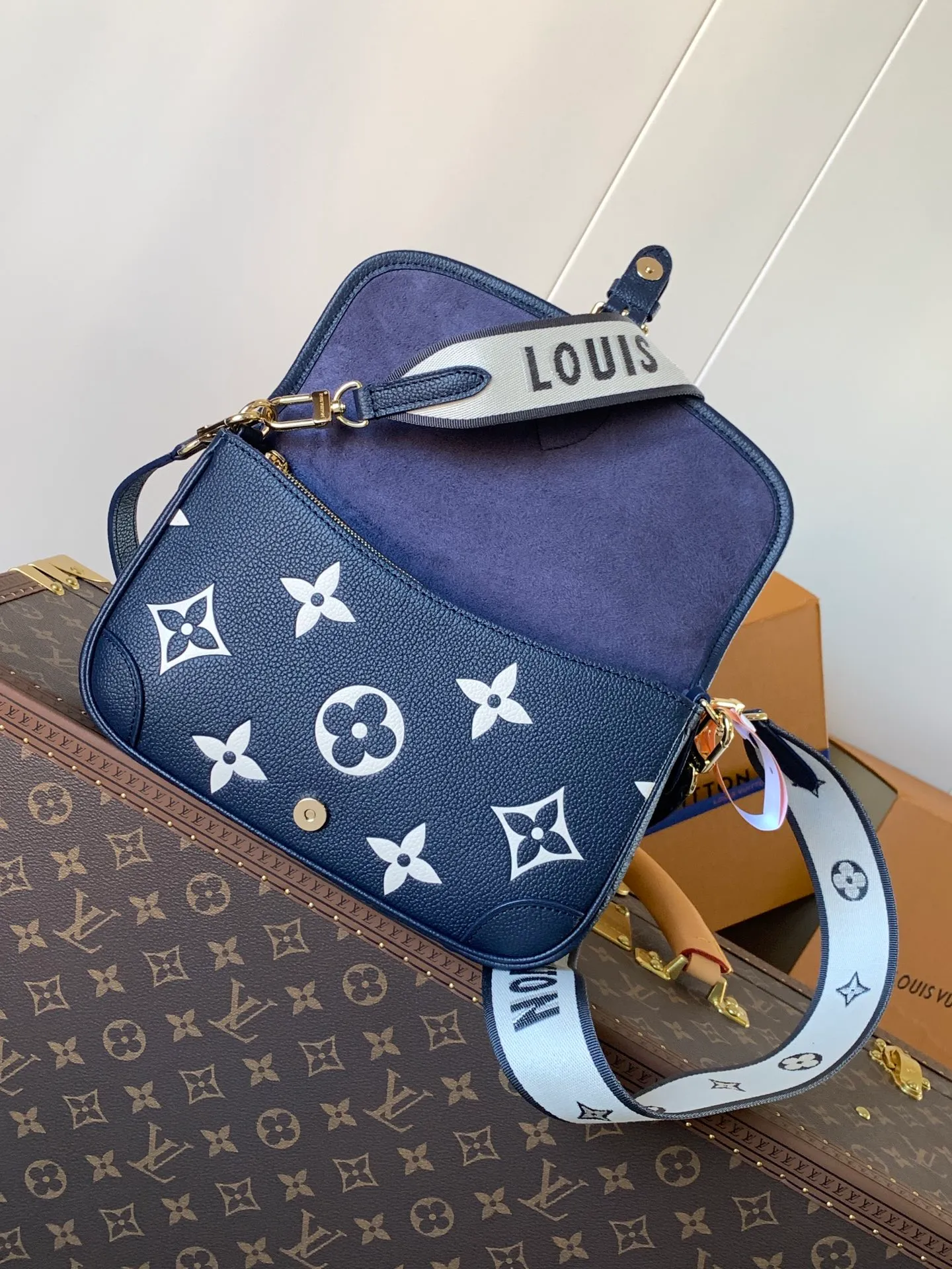 💰1100 (top layer leather) top original order transcoding chip custom first layer imported leather M47161 blue M46846 haze blue M46386 black M46388 off-white M46583 apricot silk screen This Diane handbag is based on Louis Vuitton's classic Monogram The Empreinte embossed leather has the brand logo woven into the detachable wide jacquard shoulder strap. In addition to the detachable leather shoulder strap, it adds a cross-body option, which can flexibly match the elegant style or the dynamic style. Dimensions: 23 × 16 × 8.5 cm