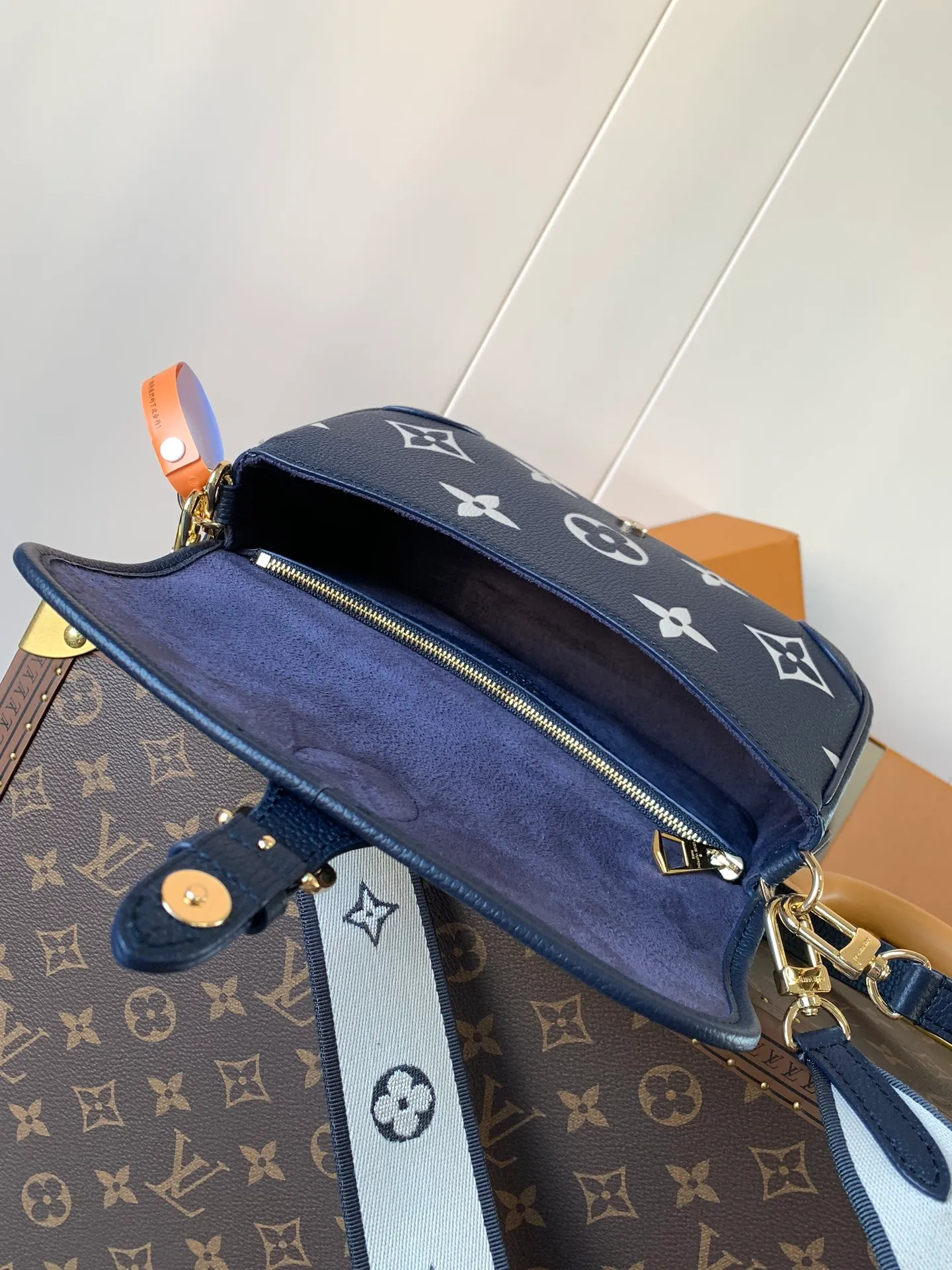 💰1100 (top layer leather) top original order transcoding chip custom first layer imported leather M47161 blue M46846 haze blue M46386 black M46388 off-white M46583 apricot silk screen This Diane handbag is based on Louis Vuitton's classic Monogram The Empreinte embossed leather has the brand logo woven into the detachable wide jacquard shoulder strap. In addition to the detachable leather shoulder strap, it adds a cross-body option, which can flexibly match the elegant style or the dynamic style. Dimensions: 23 × 16 × 8.5 cm
