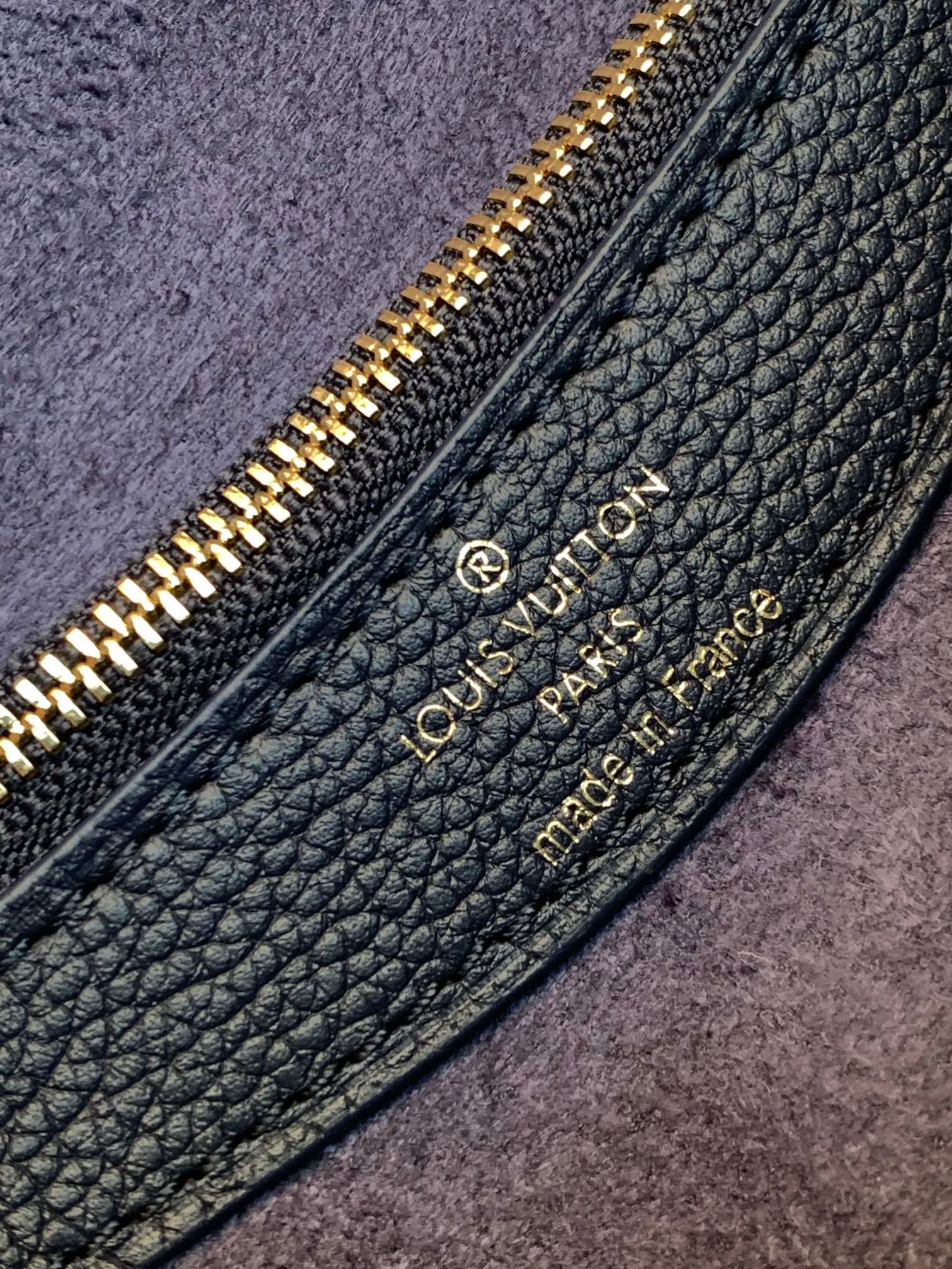💰1100 (top layer leather) top original order transcoding chip custom first layer imported leather M47161 blue M46846 haze blue M46386 black M46388 off-white M46583 apricot silk screen This Diane handbag is based on Louis Vuitton's classic Monogram The Empreinte embossed leather has the brand logo woven into the detachable wide jacquard shoulder strap. In addition to the detachable leather shoulder strap, it adds a cross-body option, which can flexibly match the elegant style or the dynamic style. Dimensions: 23 × 16 × 8.5 cm