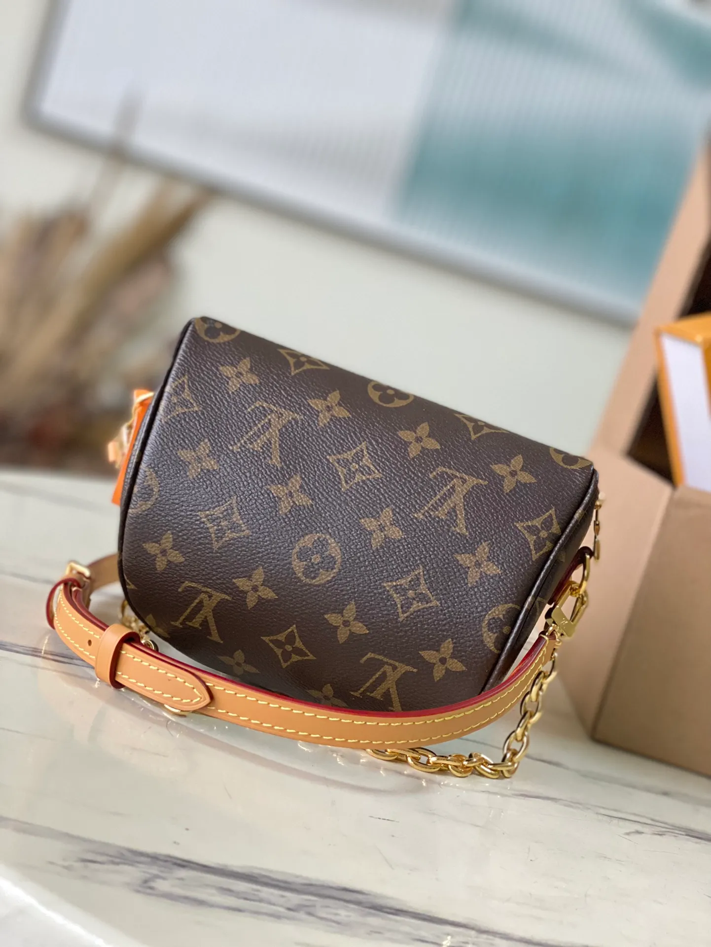 💰760 Top original order M82335 supports counter inspection. The photo taken of duty-free goods is consistent with the product and has not been unpacked. This product is an exclusive duty-free product in the market and is the highest-end product. Inspection is supported. This product has passed strict inspection and is flawless. Please wear gloves when touching the product. This product is not returnable or exchangeable. Please confirm the product first and then remove the label on the handle. This product is temporarily not open to the public, only regular customers, and is in short supply. Dimensions: 17 x 12 x 9.5cm