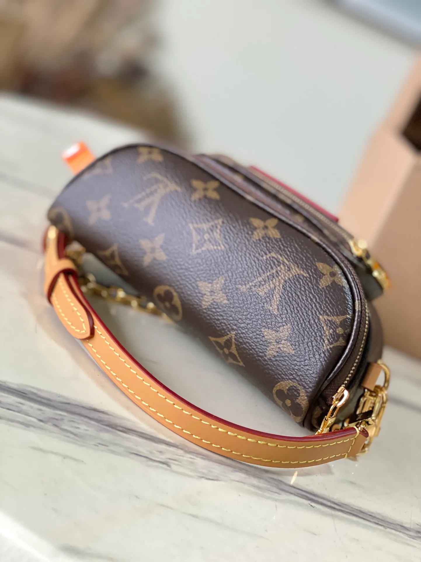 💰760 Top original order M82335 supports counter inspection. The photo taken of duty-free goods is consistent with the product and has not been unpacked. This product is an exclusive duty-free product in the market and is the highest-end product. Inspection is supported. This product has passed strict inspection and is flawless. Please wear gloves when touching the product. This product is not returnable or exchangeable. Please confirm the product first and then remove the label on the handle. This product is temporarily not open to the public, only regular customers, and is in short supply. Dimensions: 17 x 12 x 9.5cm