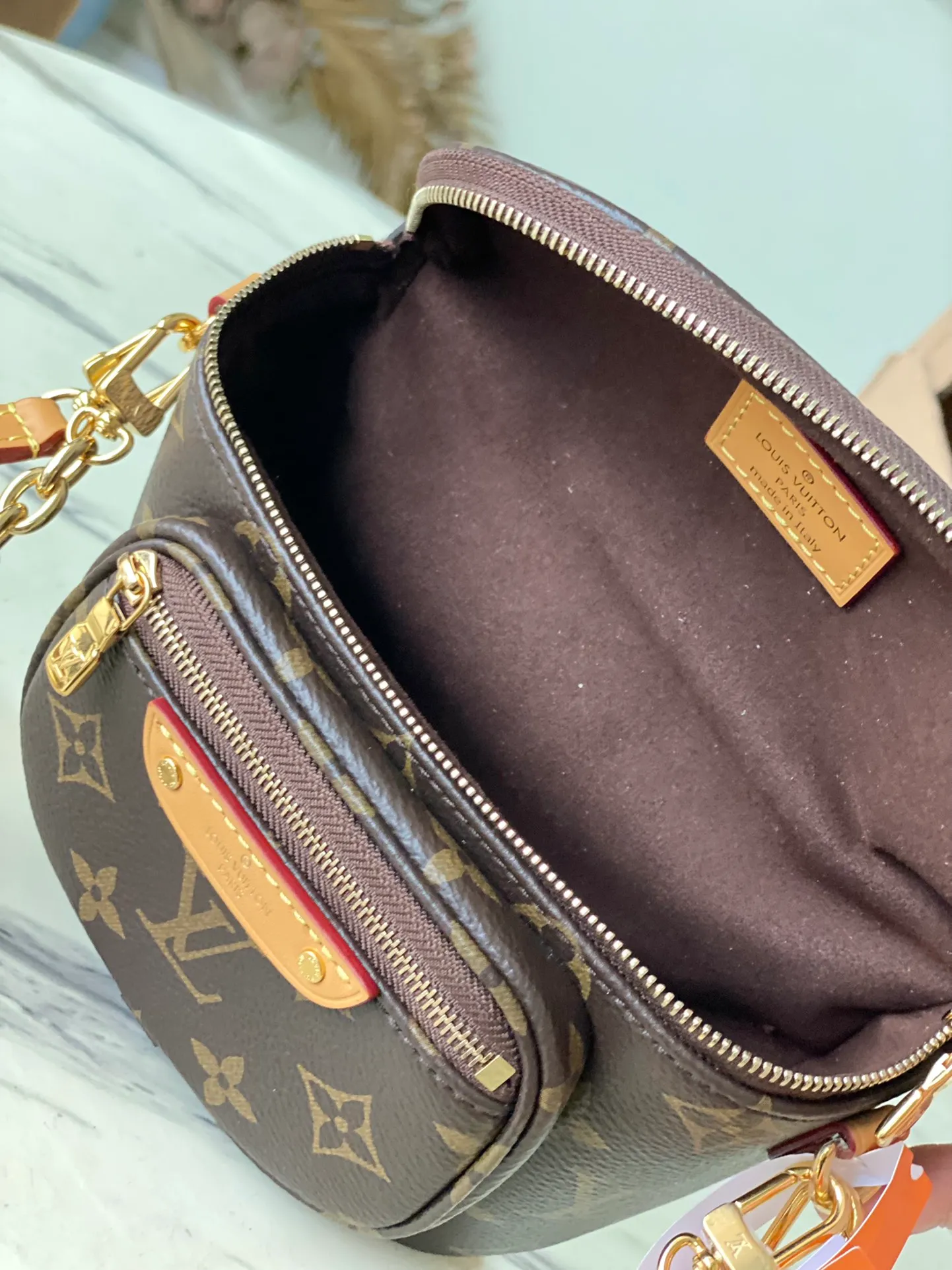 💰760 Top original order M82335 supports counter inspection. The photo taken of duty-free goods is consistent with the product and has not been unpacked. This product is an exclusive duty-free product in the market and is the highest-end product. Inspection is supported. This product has passed strict inspection and is flawless. Please wear gloves when touching the product. This product is not returnable or exchangeable. Please confirm the product first and then remove the label on the handle. This product is temporarily not open to the public, only regular customers, and is in short supply. Dimensions: 17 x 12 x 9.5cm