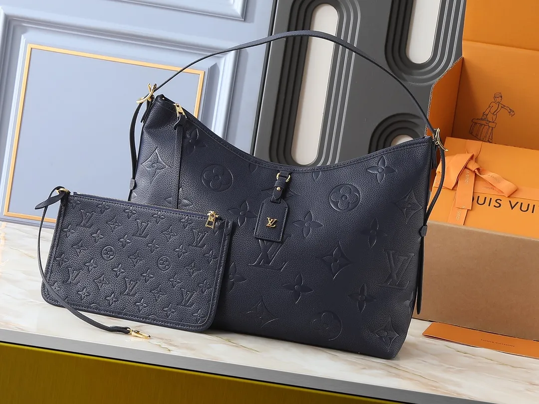 💰240💰Upgraded from the original M46197 M46203 M46289 M46292 Louis Vuitton launches a new CarryAll medium handbag, with Monogram canvas and leather trimming to create a body-fitting design. There's a zipped pocket inside the ample space, and a detachable zipped clutch adds a functional element, with a buckle-adjustable handle. Dimensions: 39.0 x 30.0 x 15.0 cm (length x height x width)