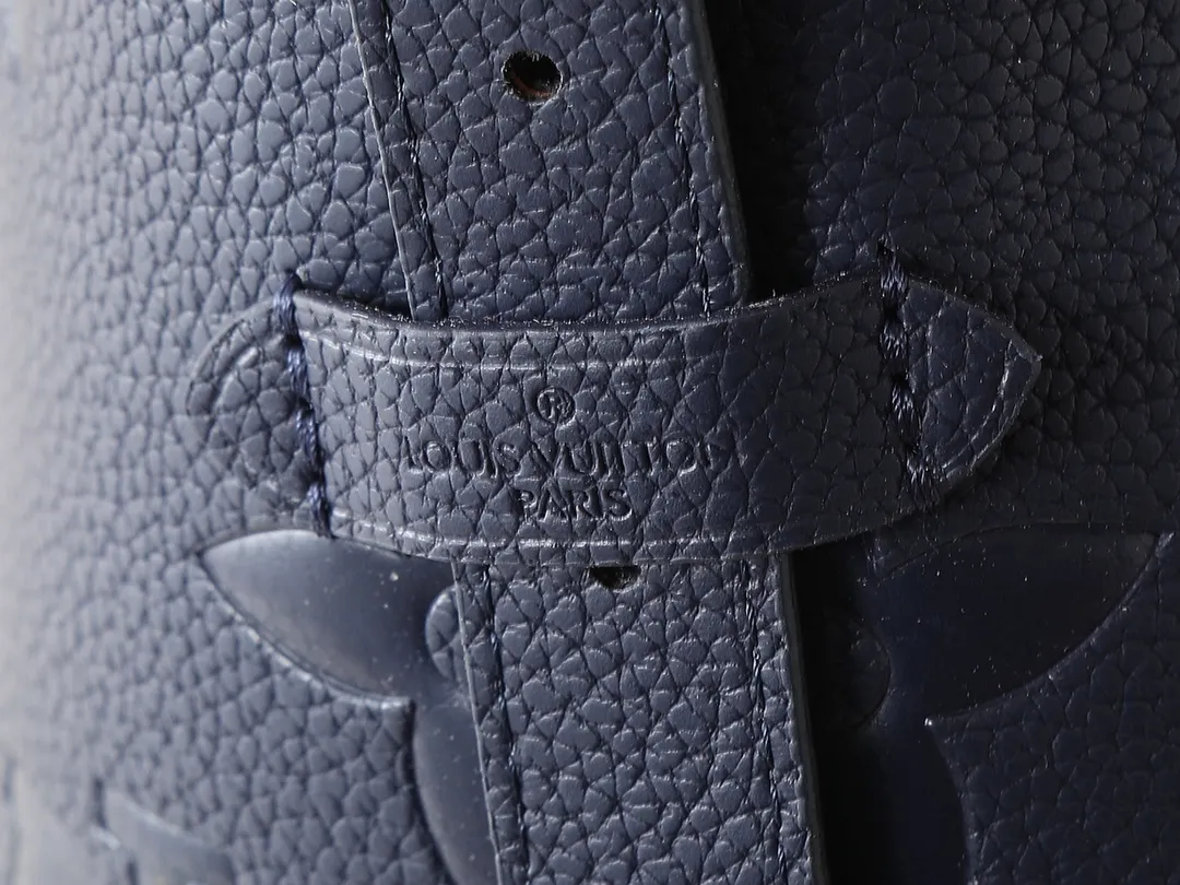 💰240💰Upgraded from the original M46197 M46203 M46289 M46292 Louis Vuitton launches a new CarryAll medium handbag, with Monogram canvas and leather trimming to create a body-fitting design. There's a zipped pocket inside the ample space, and a detachable zipped clutch adds a functional element, with a buckle-adjustable handle. Dimensions: 39.0 x 30.0 x 15.0 cm (length x height x width)