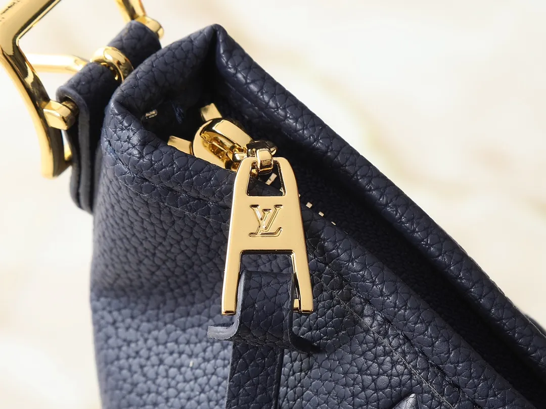 💰240💰Upgraded from the original M46197 M46203 M46289 M46292 Louis Vuitton launches a new CarryAll medium handbag, with Monogram canvas and leather trimming to create a body-fitting design. There's a zipped pocket inside the ample space, and a detachable zipped clutch adds a functional element, with a buckle-adjustable handle. Dimensions: 39.0 x 30.0 x 15.0 cm (length x height x width)