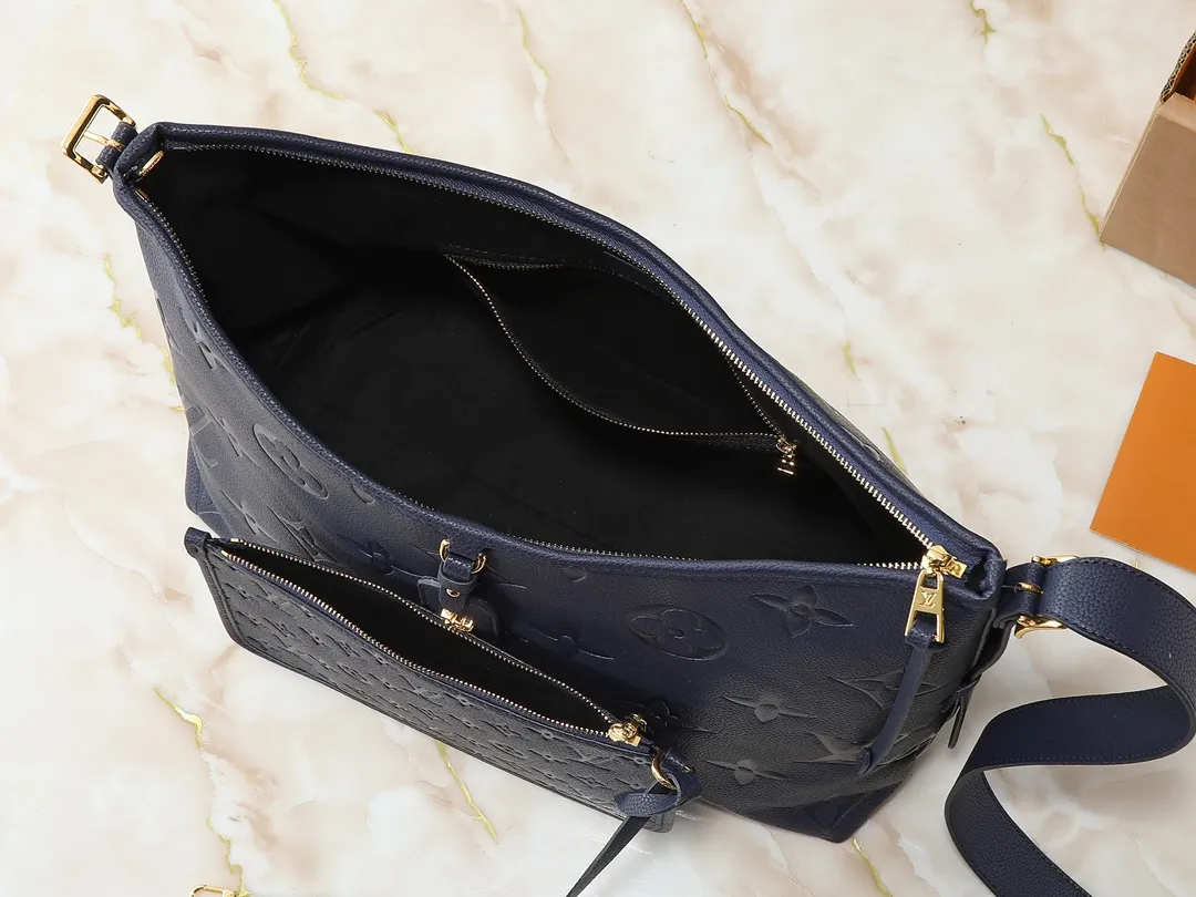💰240💰Upgraded from the original M46197 M46203 M46289 M46292 Louis Vuitton launches a new CarryAll medium handbag, with Monogram canvas and leather trimming to create a body-fitting design. There's a zipped pocket inside the ample space, and a detachable zipped clutch adds a functional element, with a buckle-adjustable handle. Dimensions: 39.0 x 30.0 x 15.0 cm (length x height x width)
