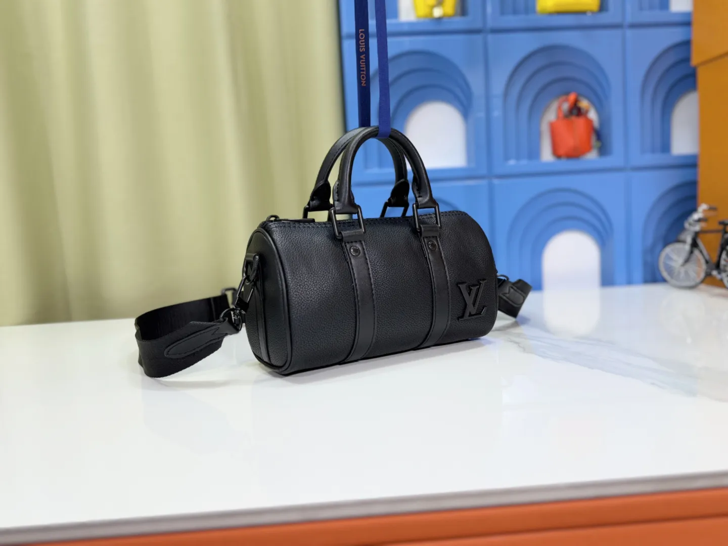 P240 Upgraded original version M57844 pebbled M57083 small size M80950 This handbag condenses the classic silhouette of the keepall travel bag, with aerogram full-grain cow leather with a soft texture like old aviation letterheads, embellished with matte metal letters. With its clever use of leather handles and removable jacquard shoulder strap, it's easy to carry with you in trendy style. Dimensions: 21 × 12 × 9 cm