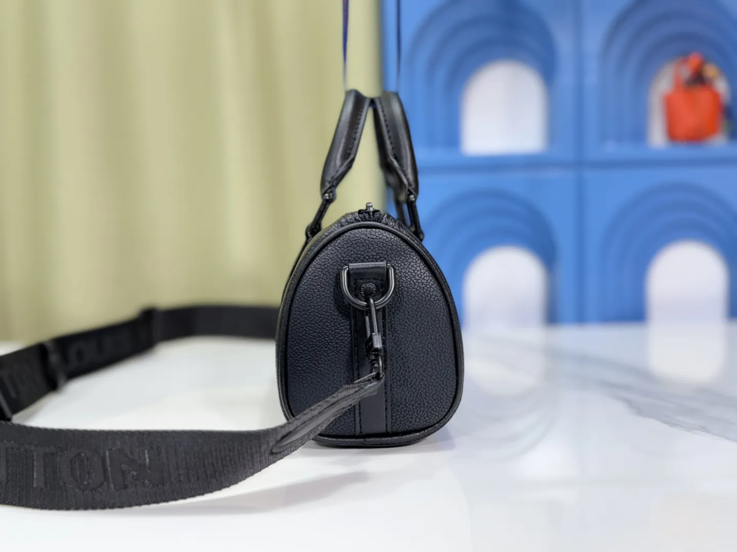 P240 Upgraded original version M57844 pebbled M57083 small size M80950 This handbag condenses the classic silhouette of the keepall travel bag, with aerogram full-grain cow leather with a soft texture like old aviation letterheads, embellished with matte metal letters. With its clever use of leather handles and removable jacquard shoulder strap, it's easy to carry with you in trendy style. Dimensions: 21 × 12 × 9 cm