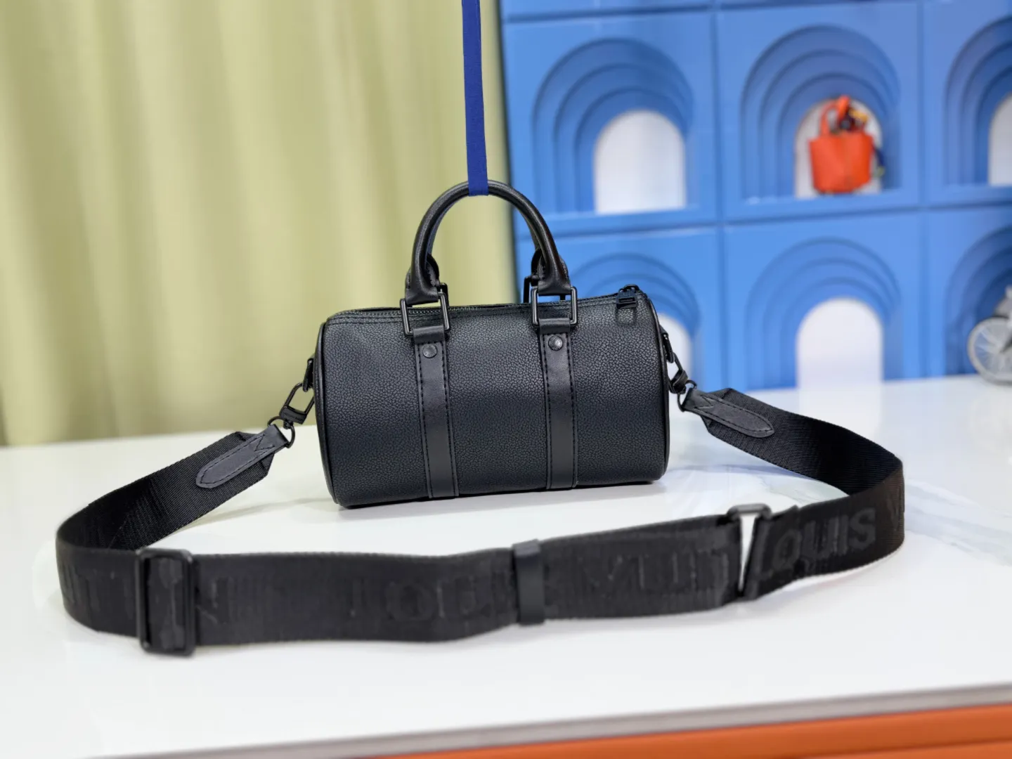 P240 Upgraded original version M57844 pebbled M57083 small size M80950 This handbag condenses the classic silhouette of the keepall travel bag, with aerogram full-grain cow leather with a soft texture like old aviation letterheads, embellished with matte metal letters. With its clever use of leather handles and removable jacquard shoulder strap, it's easy to carry with you in trendy style. Dimensions: 21 × 12 × 9 cm