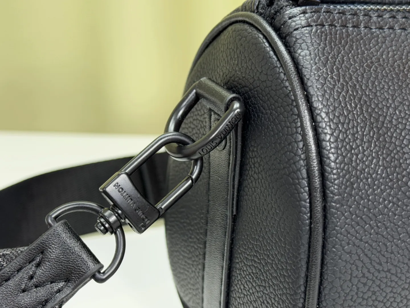 P240 Upgraded original version M57844 pebbled M57083 small size M80950 This handbag condenses the classic silhouette of the keepall travel bag, with aerogram full-grain cow leather with a soft texture like old aviation letterheads, embellished with matte metal letters. With its clever use of leather handles and removable jacquard shoulder strap, it's easy to carry with you in trendy style. Dimensions: 21 × 12 × 9 cm