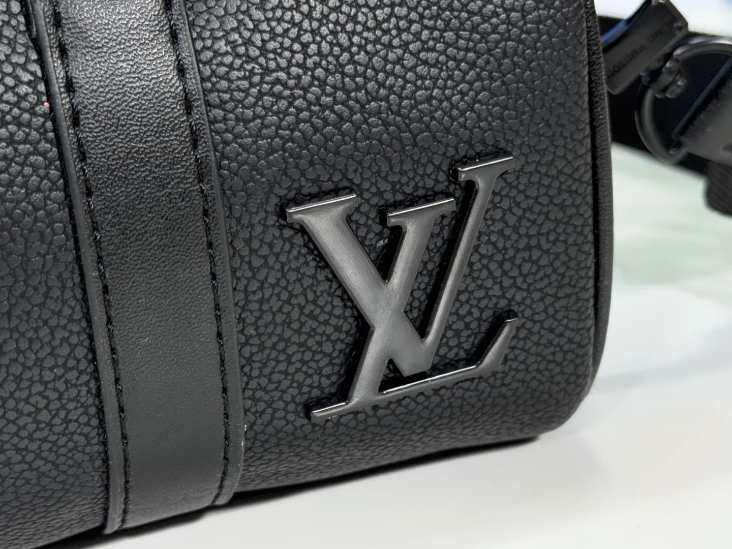 P240 Upgraded original version M57844 pebbled M57083 small size M80950 This handbag condenses the classic silhouette of the keepall travel bag, with aerogram full-grain cow leather with a soft texture like old aviation letterheads, embellished with matte metal letters. With its clever use of leather handles and removable jacquard shoulder strap, it's easy to carry with you in trendy style. Dimensions: 21 × 12 × 9 cm