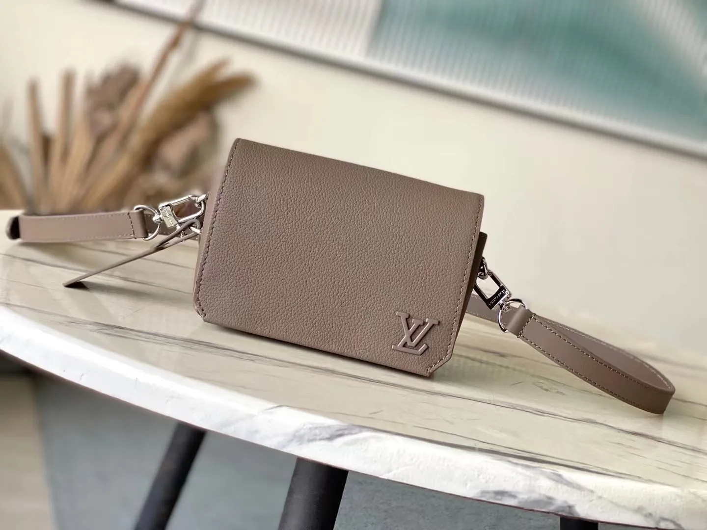 💰900 (first-grain leather) Top-quality original order M11484 Brown This Fastline mini handbag is made of grained cow leather with bright metal parts. The obtuse-angled flap, unique nameplate and metal LV letters reveal the iconic tone of the LVAerogram series. Dimensions: 17.3 × 12 × 7 cm
