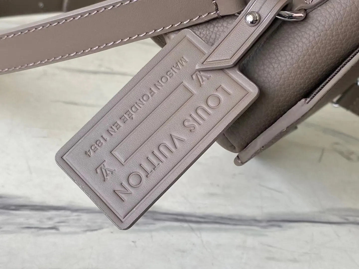💰900 (first-grain leather) Top-quality original order M11484 Brown This Fastline mini handbag is made of grained cow leather with bright metal parts. The obtuse-angled flap, unique nameplate and metal LV letters reveal the iconic tone of the LVAerogram series. Dimensions: 17.3 × 12 × 7 cm