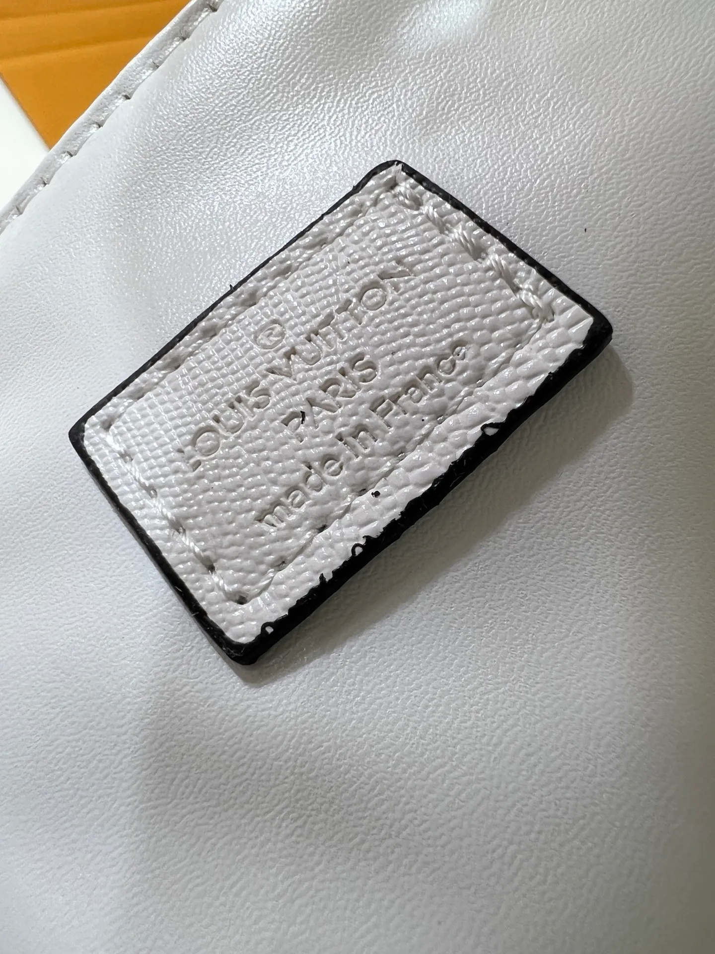 Batch 300💰M80527 N82033.N98925 Crocodile Black N98928.N80432 Crocodile Pink N99017 Crocodile Gray N84714 Himalaya N86012 Black with Crocodile Rose des Vents small handbag is made of smooth and grained calfskin to outline elegant lines, embellished with golden LV padlocks to shine. Clever use of the top handle and detachable and adjustable shoulder strap create an elegant elbow or practical cross-body style for everyday travel. Medium size Length 27 Width 11 Height 19