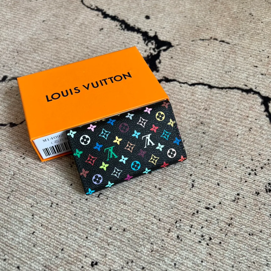 Factory price 300 Top original order M14092 black color key bag wallet series This key bag is from the Louis Vuitton x Takashi Murakami collaboration series, using Monogram Multicolor canvas to reinterpret the brand's classic elements. The sober background features colorful prints inspired by Murakami's aesthetic, while the inner leather flap and interchangeable design add to the ingenious details. Features snap button closure. Size: 12X7X2cm.