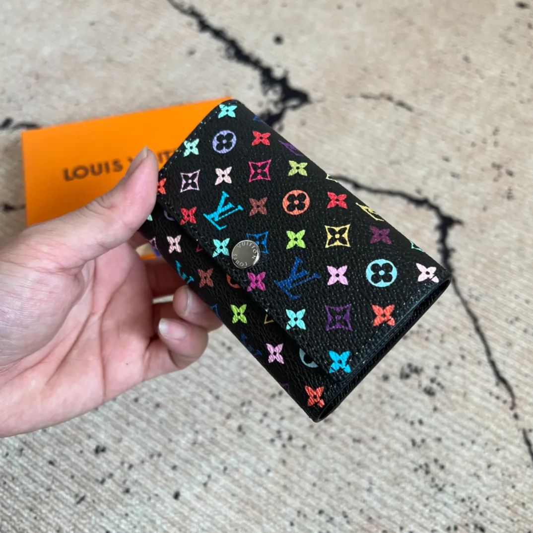 Factory price 300 Top original order M14092 black color key bag wallet series This key bag is from the Louis Vuitton x Takashi Murakami collaboration series, using Monogram Multicolor canvas to reinterpret the brand's classic elements. The sober background features colorful prints inspired by Murakami's aesthetic, while the inner leather flap and interchangeable design add to the ingenious details. Features snap button closure. Size: 12X7X2cm.