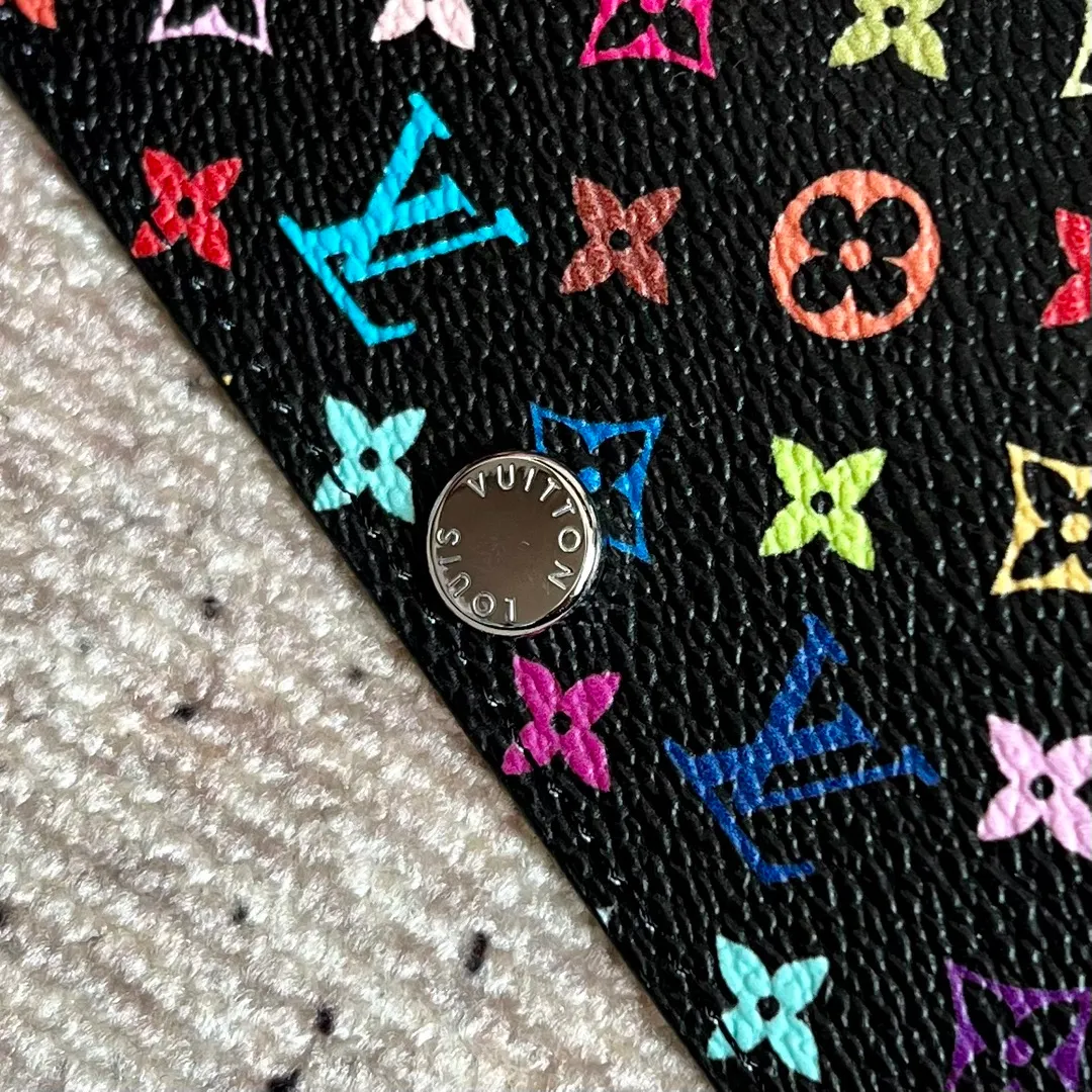 Factory price 300 Top original order M14092 black color key bag wallet series This key bag is from the Louis Vuitton x Takashi Murakami collaboration series, using Monogram Multicolor canvas to reinterpret the brand's classic elements. The sober background features colorful prints inspired by Murakami's aesthetic, while the inner leather flap and interchangeable design add to the ingenious details. Features snap button closure. Size: 12X7X2cm.