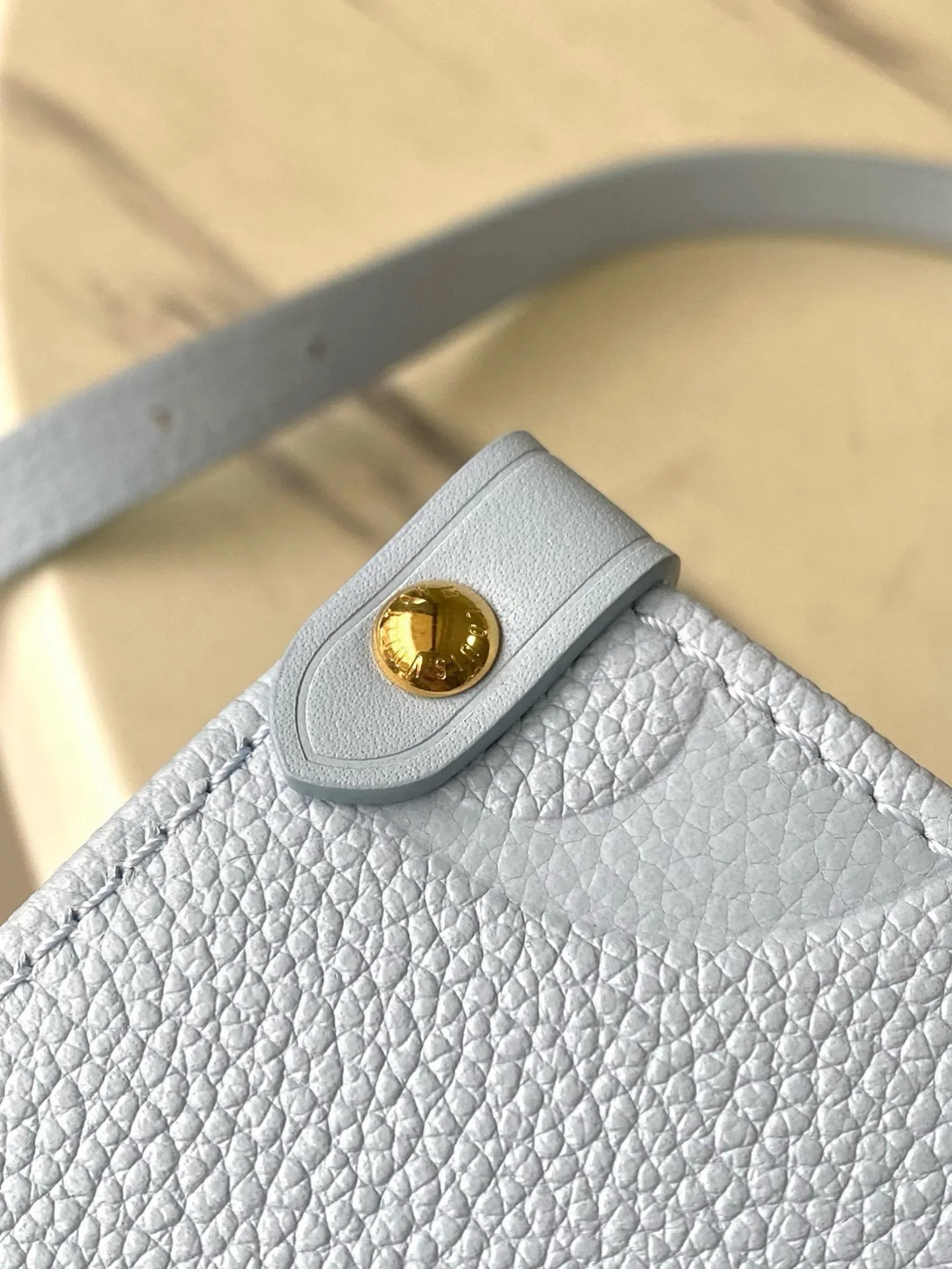 💰1040 (first-grain leather) top original M46840 blue printed Onthego small Tote bag draws inspiration from the 1968 classic Sac Plat handbag. It is made of Monogram Empreinte leather with Medium Bicolor Monogram pattern embossed to create a miniature version, which can store daily needs such as iPad Mini. Flexible handles and detachable shoulder strap enrich carrying options. Dimensions: 25 x 19 x 11.5 cm