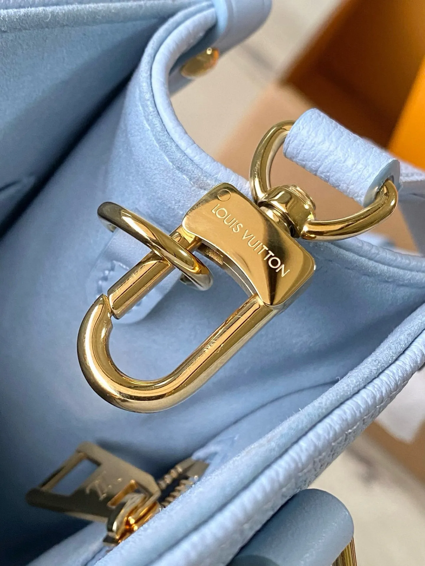 💰1040 (first-grain leather) top original M46840 blue printed Onthego small Tote bag draws inspiration from the 1968 classic Sac Plat handbag. It is made of Monogram Empreinte leather with Medium Bicolor Monogram pattern embossed to create a miniature version, which can store daily needs such as iPad Mini. Flexible handles and detachable shoulder strap enrich carrying options. Dimensions: 25 x 19 x 11.5 cm