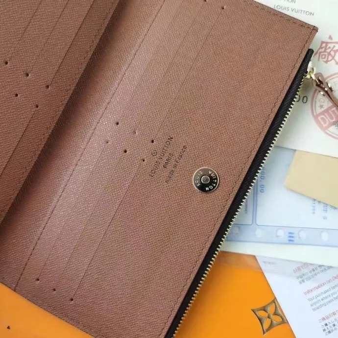 P130💰M61269 brown super practical model, still popular! Official website sync version! Combining Louis Vuitton's classic Monogram canvas material with a bright colored leather lining, the stylish Adele wallet features a modern thin design, two leather zippers and a magnetic clasp for easy opening. It also works as a clutch. 12 credit card slots, 2 zippered compartments for coins or a smartphone, 2 flat interior pockets, embossed cowhide leather lining, shiny gold-tone hardware. Size: 21.9.2