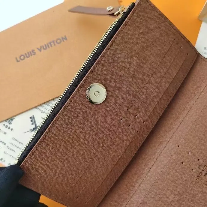 P130💰M61269 brown super practical model, still popular! Official website sync version! Combining Louis Vuitton's classic Monogram canvas material with a bright colored leather lining, the stylish Adele wallet features a modern thin design, two leather zippers and a magnetic clasp for easy opening. It also works as a clutch. 12 credit card slots, 2 zippered compartments for coins or a smartphone, 2 flat interior pockets, embossed cowhide leather lining, shiny gold-tone hardware. Size: 21.9.2