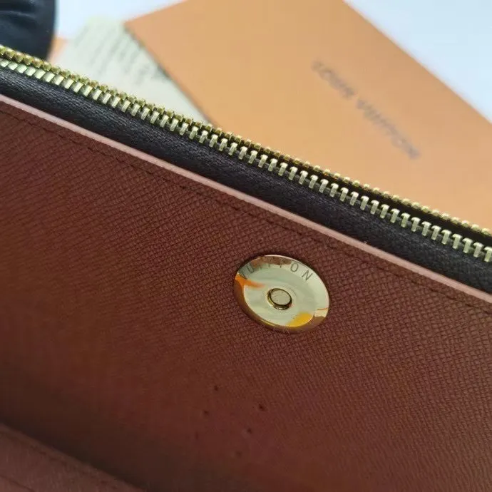 P130💰M61269 brown super practical model, still popular! Official website sync version! Combining Louis Vuitton's classic Monogram canvas material with a bright colored leather lining, the stylish Adele wallet features a modern thin design, two leather zippers and a magnetic clasp for easy opening. It also works as a clutch. 12 credit card slots, 2 zippered compartments for coins or a smartphone, 2 flat interior pockets, embossed cowhide leather lining, shiny gold-tone hardware. Size: 21.9.2