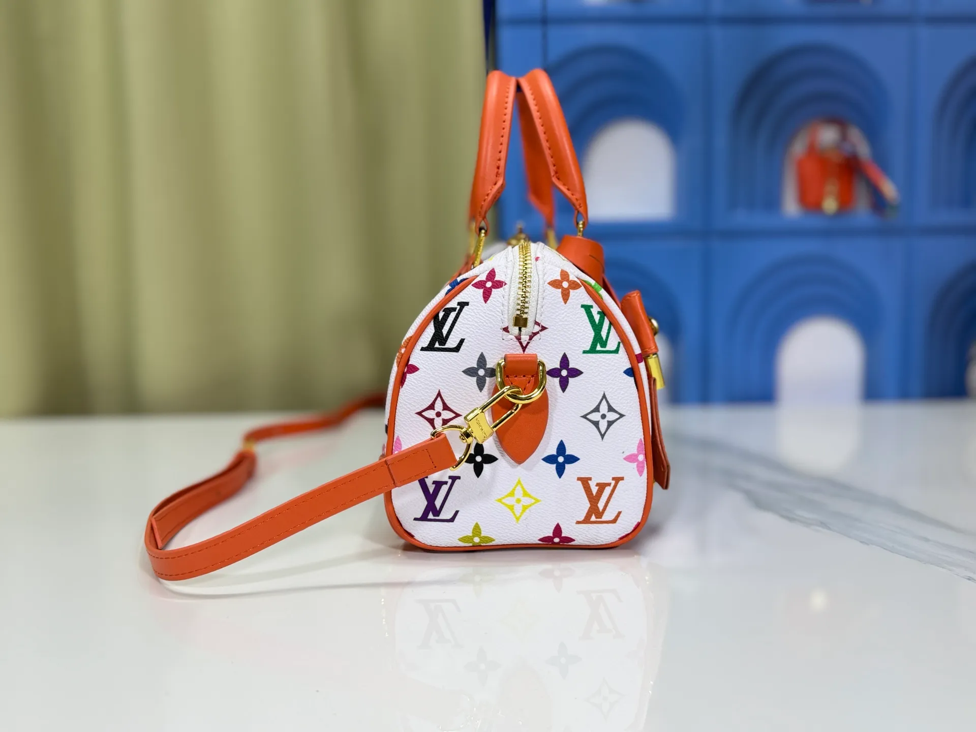 P280 upgraded original M58953 M46234 M46222 Speedy Bandoulière 20 handbag is made of soft coated canvas, and the full-length Monogram pattern is traced in colorful rainbow tones, highlighting the smart style of the Louis Vuitton x Murakami reissue series. The Toron handle and detachable shoulder strap are constructed of cow leather, the metal corners recall classic luggage elements, and the bow-shaped key bag and padlock add brand touches. Dimensions: 20.5 x 13.5 x 12.0 cm (length x height x width)