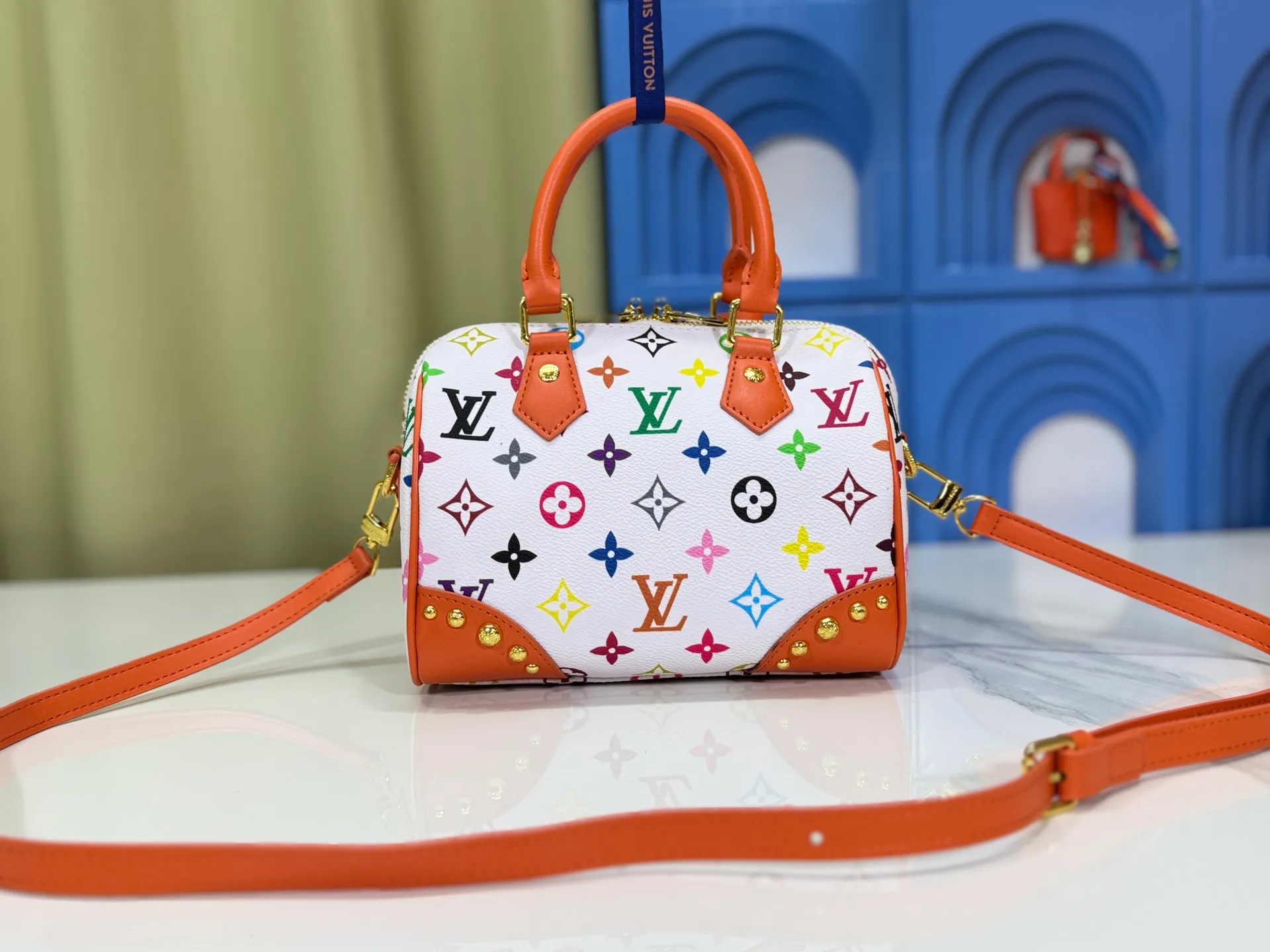 P280 upgraded original M58953 M46234 M46222 Speedy Bandoulière 20 handbag is made of soft coated canvas, and the full-length Monogram pattern is traced in colorful rainbow tones, highlighting the smart style of the Louis Vuitton x Murakami reissue series. The Toron handle and detachable shoulder strap are constructed of cow leather, the metal corners recall classic luggage elements, and the bow-shaped key bag and padlock add brand touches. Dimensions: 20.5 x 13.5 x 12.0 cm (length x height x width)