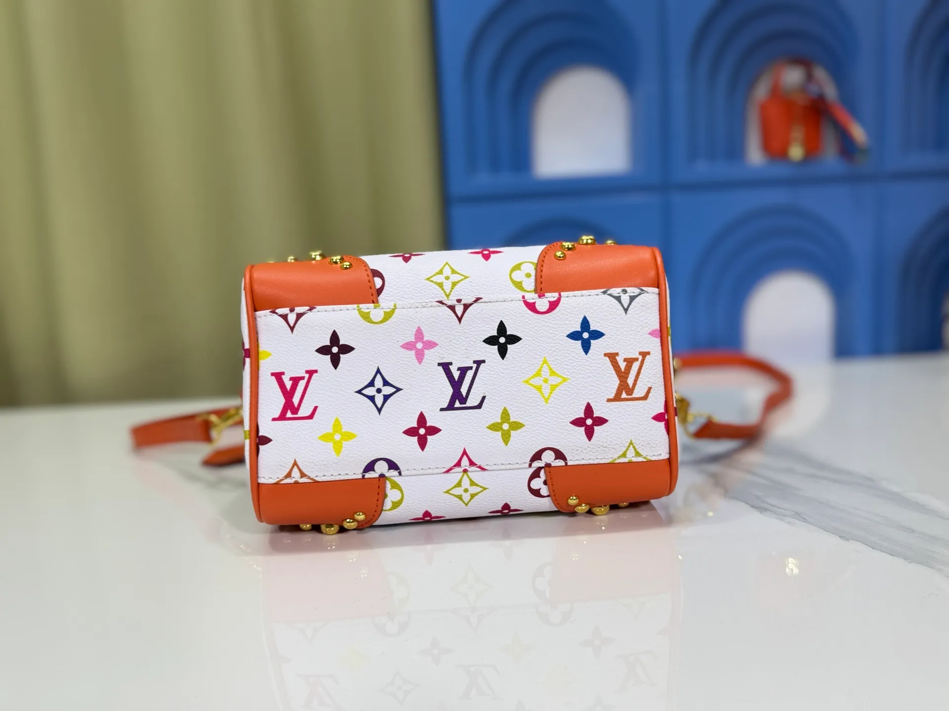 P280 upgraded original M58953 M46234 M46222 Speedy Bandoulière 20 handbag is made of soft coated canvas, and the full-length Monogram pattern is traced in colorful rainbow tones, highlighting the smart style of the Louis Vuitton x Murakami reissue series. The Toron handle and detachable shoulder strap are constructed of cow leather, the metal corners recall classic luggage elements, and the bow-shaped key bag and padlock add brand touches. Dimensions: 20.5 x 13.5 x 12.0 cm (length x height x width)