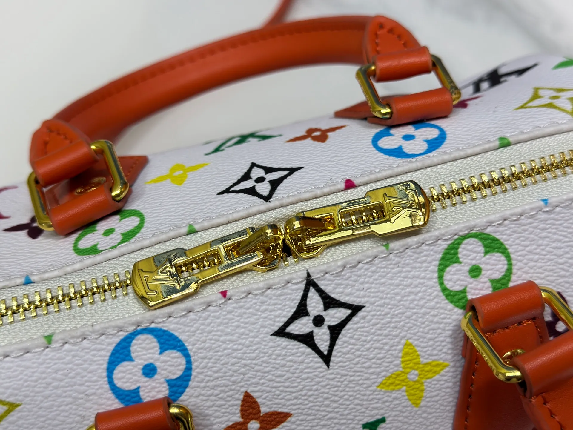 P280 upgraded original M58953 M46234 M46222 Speedy Bandoulière 20 handbag is made of soft coated canvas, and the full-length Monogram pattern is traced in colorful rainbow tones, highlighting the smart style of the Louis Vuitton x Murakami reissue series. The Toron handle and detachable shoulder strap are constructed of cow leather, the metal corners recall classic luggage elements, and the bow-shaped key bag and padlock add brand touches. Dimensions: 20.5 x 13.5 x 12.0 cm (length x height x width)