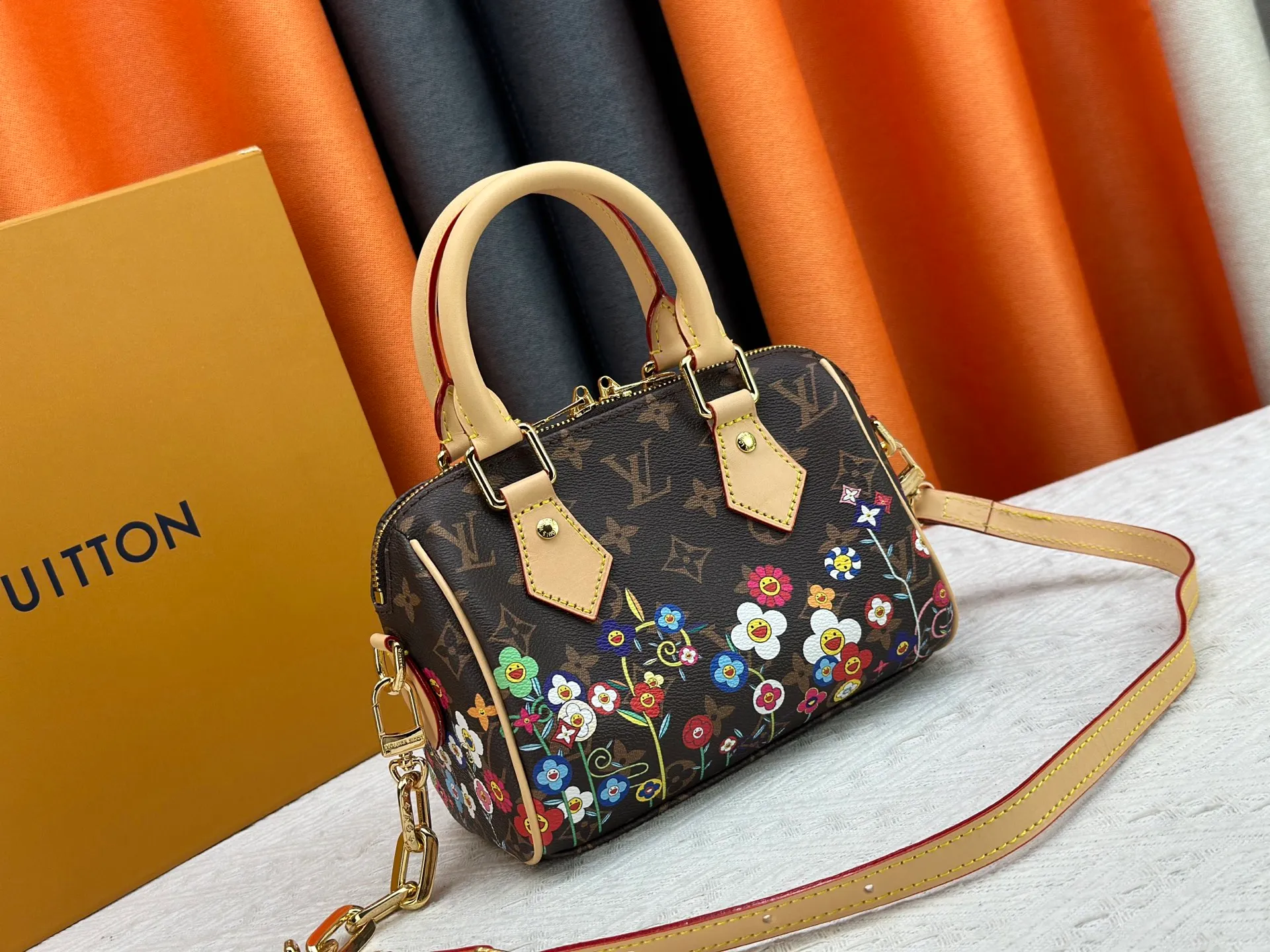 P300 M45957.M58953 Discolored yellow leather This Speedy Bandoulière 20 handbag is made of Monogram canvas, cow leather trim and fabric lining. It continues the classic design of Louis Vuitton Speedy travel bag in a compact size. It is equipped with rolled leather handles and a detachable and adjustable fabric shoulder strap embellished with the brand's logo texture. Detailed features 20.5 x 13.5 x 12 cm (length x height x width)