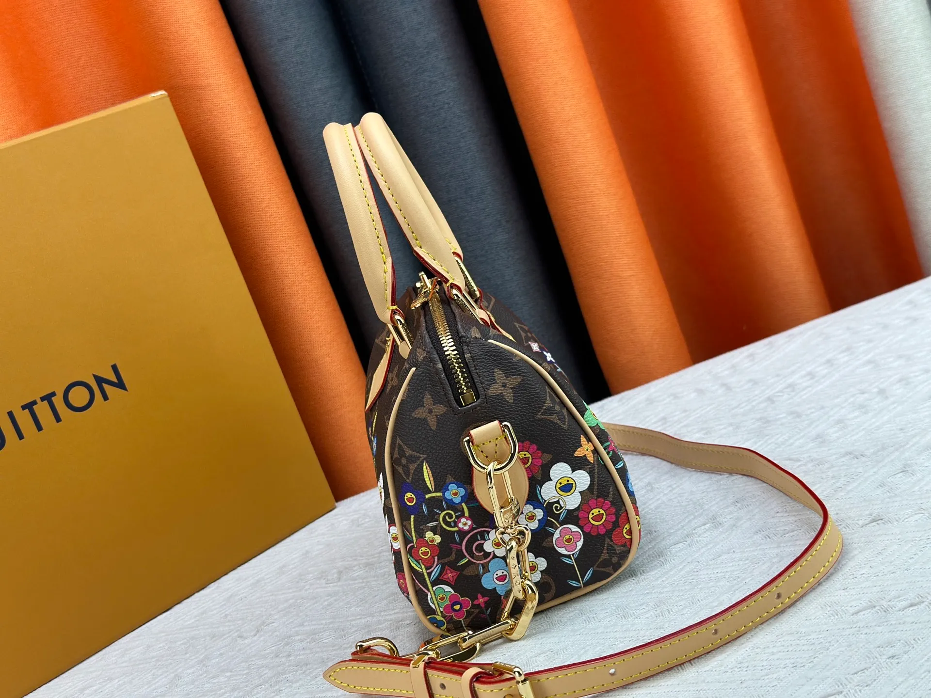 P300 M45957.M58953 Discolored yellow leather This Speedy Bandoulière 20 handbag is made of Monogram canvas, cow leather trim and fabric lining. It continues the classic design of Louis Vuitton Speedy travel bag in a compact size. It is equipped with rolled leather handles and a detachable and adjustable fabric shoulder strap embellished with the brand's logo texture. Detailed features 20.5 x 13.5 x 12 cm (length x height x width)