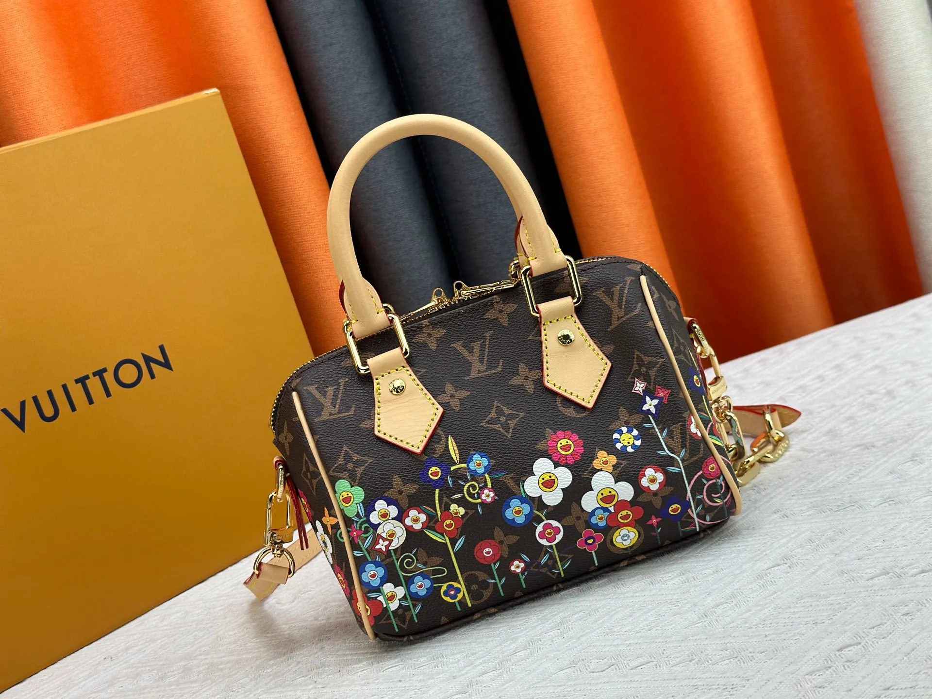 P300 M45957.M58953 Discolored yellow leather This Speedy Bandoulière 20 handbag is made of Monogram canvas, cow leather trim and fabric lining. It continues the classic design of Louis Vuitton Speedy travel bag in a compact size. It is equipped with rolled leather handles and a detachable and adjustable fabric shoulder strap embellished with the brand's logo texture. Detailed features 20.5 x 13.5 x 12 cm (length x height x width)