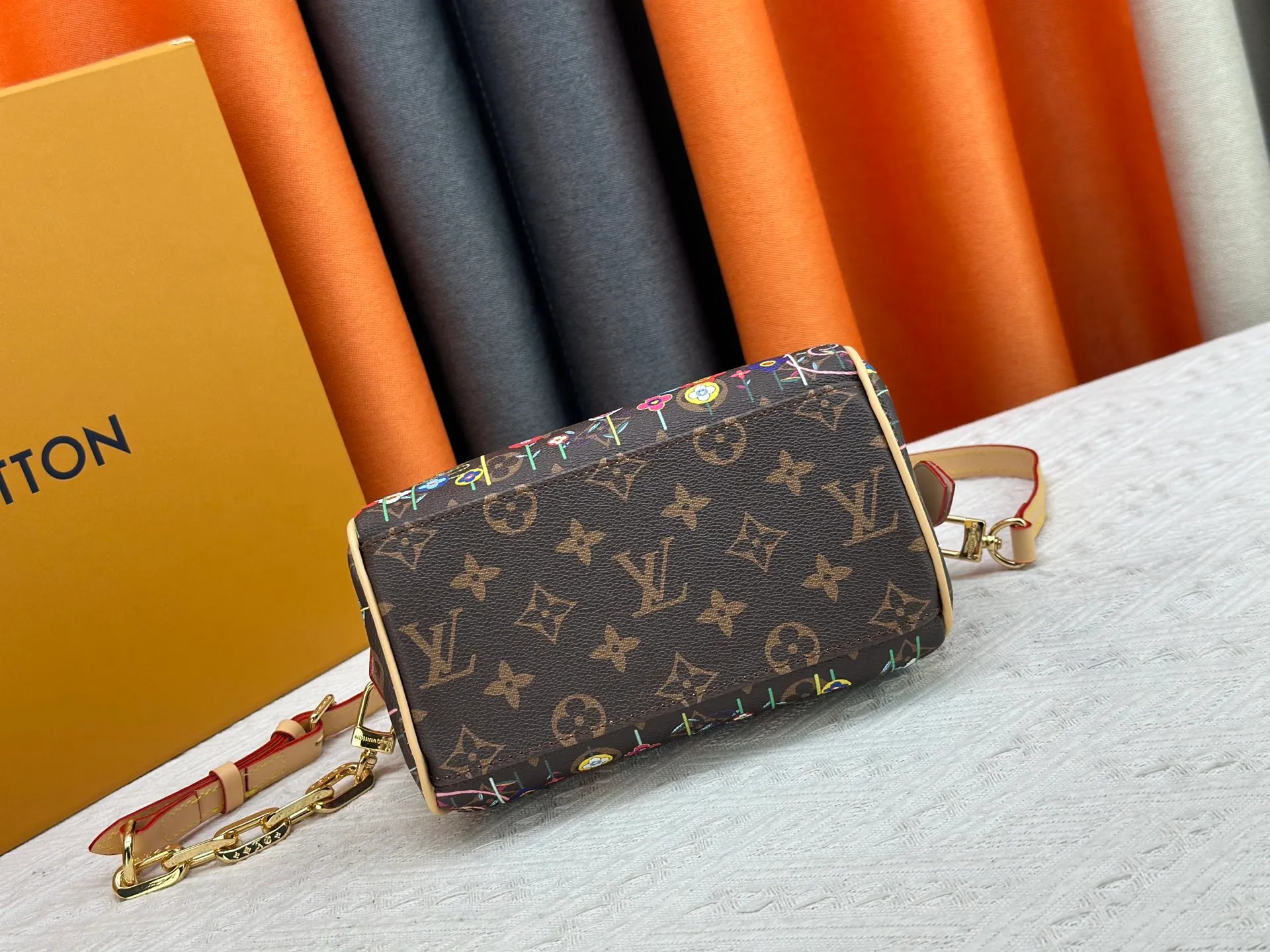 P300 M45957.M58953 Discolored yellow leather This Speedy Bandoulière 20 handbag is made of Monogram canvas, cow leather trim and fabric lining. It continues the classic design of Louis Vuitton Speedy travel bag in a compact size. It is equipped with rolled leather handles and a detachable and adjustable fabric shoulder strap embellished with the brand's logo texture. Detailed features 20.5 x 13.5 x 12 cm (length x height x width)