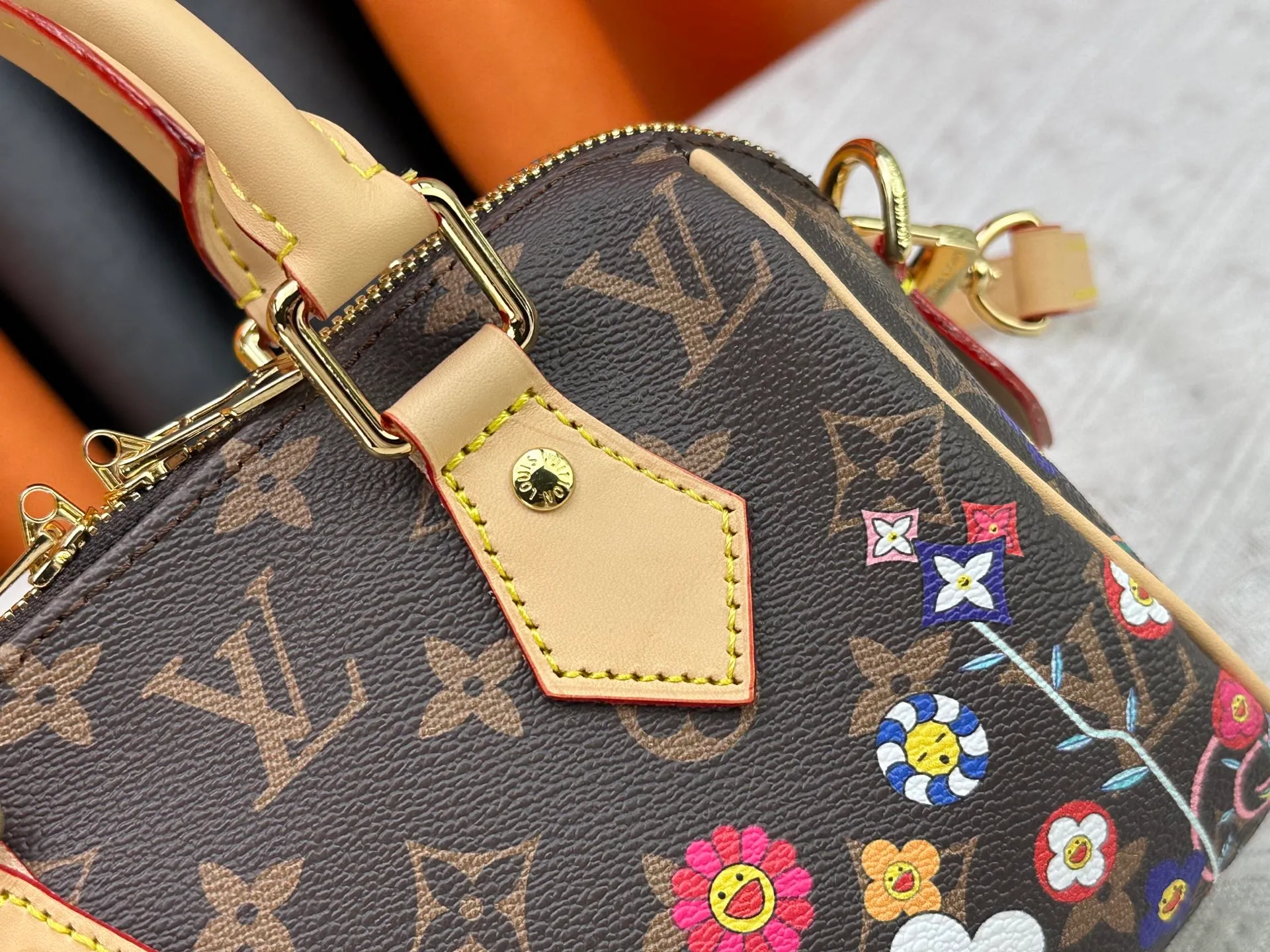 P300 M45957.M58953 Discolored yellow leather This Speedy Bandoulière 20 handbag is made of Monogram canvas, cow leather trim and fabric lining. It continues the classic design of Louis Vuitton Speedy travel bag in a compact size. It is equipped with rolled leather handles and a detachable and adjustable fabric shoulder strap embellished with the brand's logo texture. Detailed features 20.5 x 13.5 x 12 cm (length x height x width)