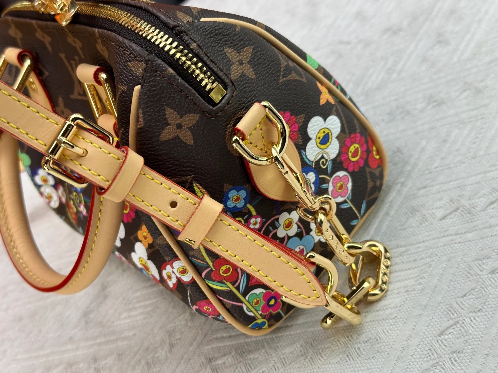 P300 M45957.M58953 Discolored yellow leather This Speedy Bandoulière 20 handbag is made of Monogram canvas, cow leather trim and fabric lining. It continues the classic design of Louis Vuitton Speedy travel bag in a compact size. It is equipped with rolled leather handles and a detachable and adjustable fabric shoulder strap embellished with the brand's logo texture. Detailed features 20.5 x 13.5 x 12 cm (length x height x width)