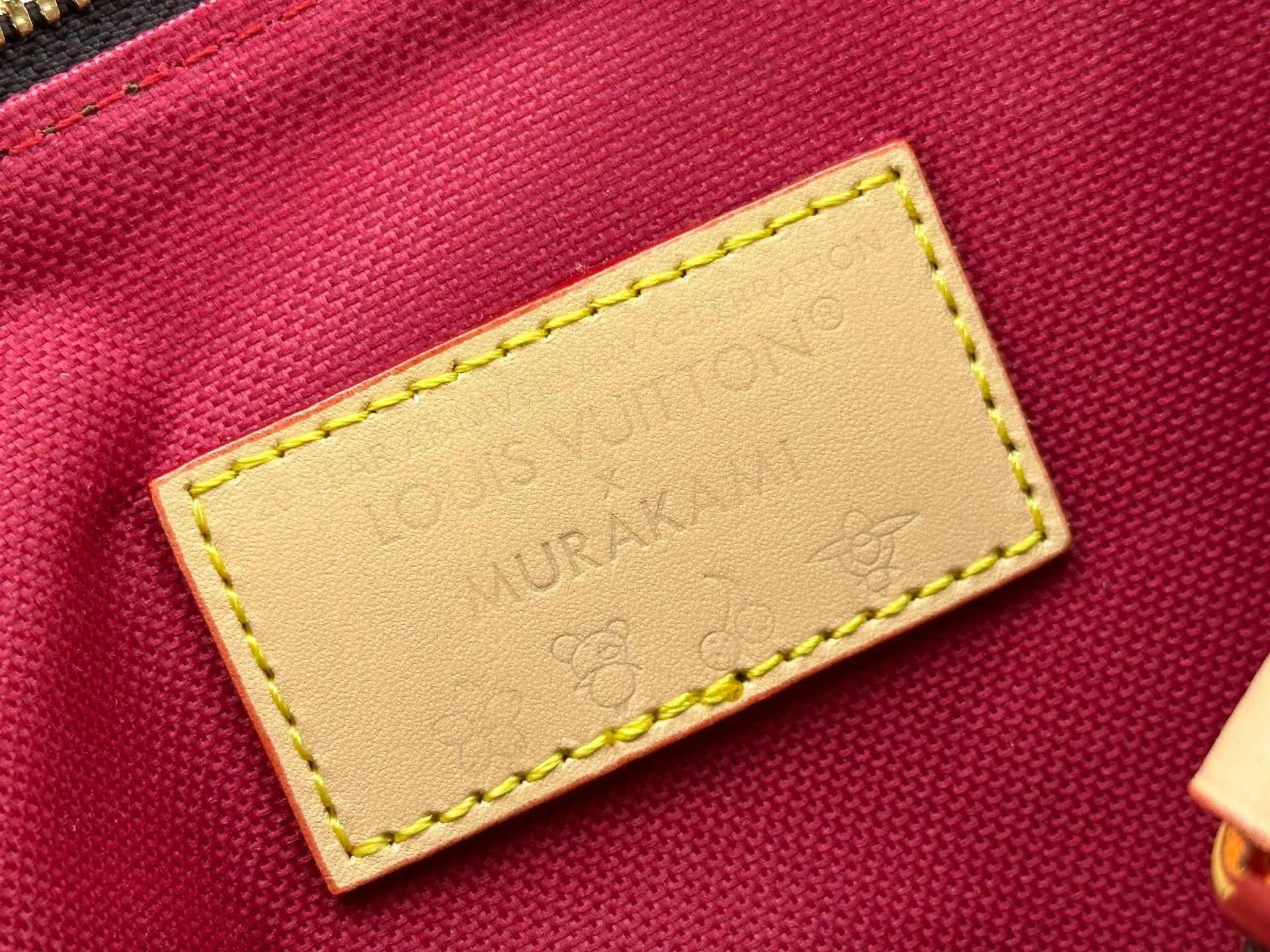 P300 M45957.M58953 Discolored yellow leather This Speedy Bandoulière 20 handbag is made of Monogram canvas, cow leather trim and fabric lining. It continues the classic design of Louis Vuitton Speedy travel bag in a compact size. It is equipped with rolled leather handles and a detachable and adjustable fabric shoulder strap embellished with the brand's logo texture. Detailed features 20.5 x 13.5 x 12 cm (length x height x width)