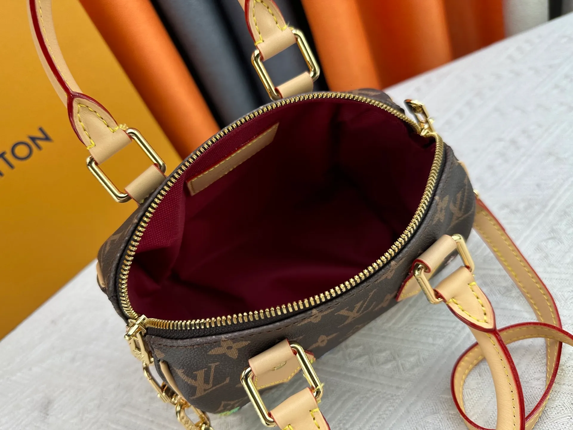 P300 M45957.M58953 Discolored yellow leather This Speedy Bandoulière 20 handbag is made of Monogram canvas, cow leather trim and fabric lining. It continues the classic design of Louis Vuitton Speedy travel bag in a compact size. It is equipped with rolled leather handles and a detachable and adjustable fabric shoulder strap embellished with the brand's logo texture. Detailed features 20.5 x 13.5 x 12 cm (length x height x width)