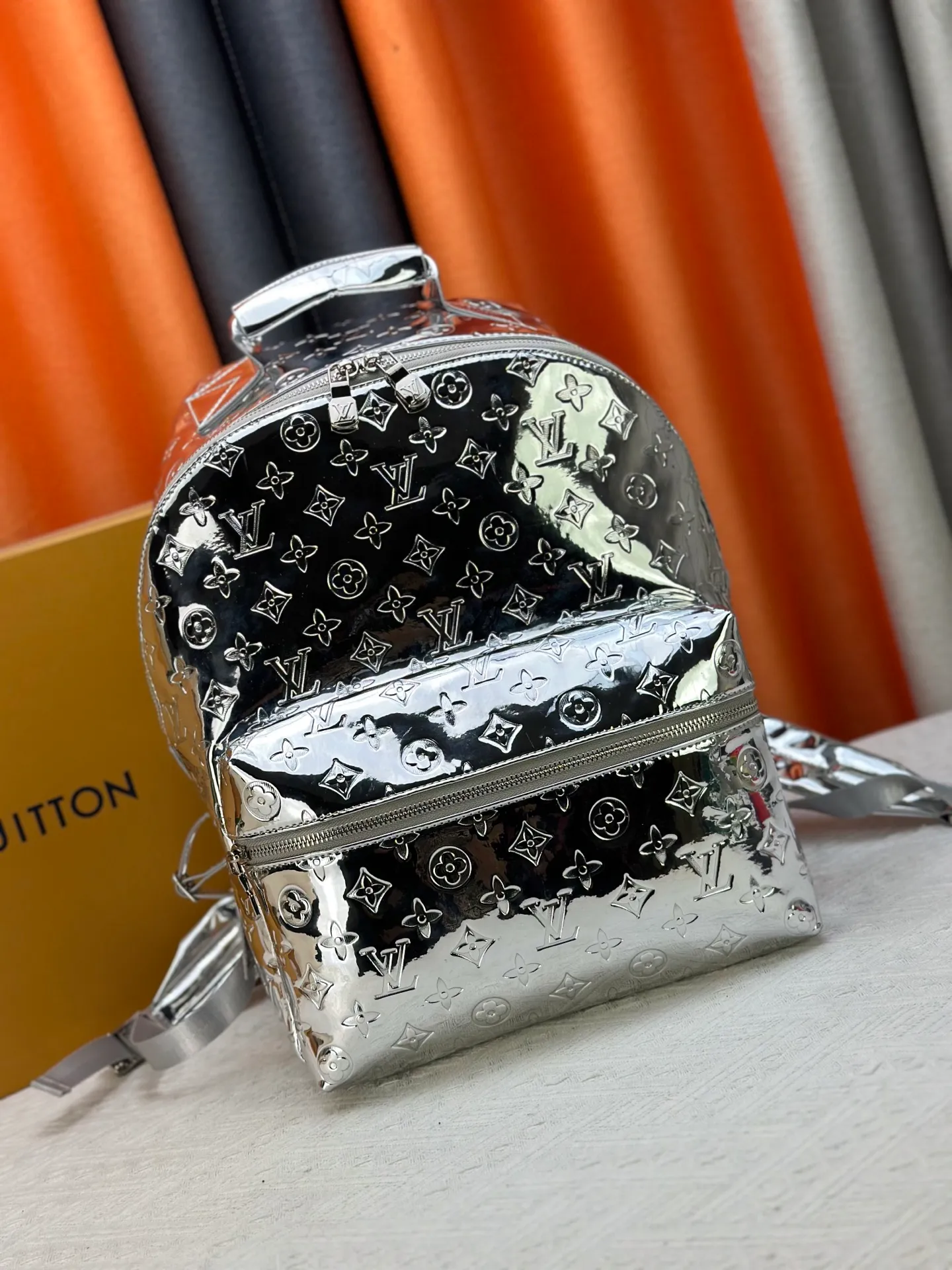 P360 Mirror Silver Backpack LV Men's Discovery Mirror Backpack I recently picked up the Iv Men's Discovery Backpack, the item number is M43186 43408 A. It has a large capacity and can fit a small notebook.  It is unisex and looks good on girls’ backs too.  ★A relatively low-key model, you can carry it to work, commuting and out for fun. ★Very practical. If boys don’t like to carry bags, this backpack is a very good choice. Practical men’s bag recommended 30 38cm