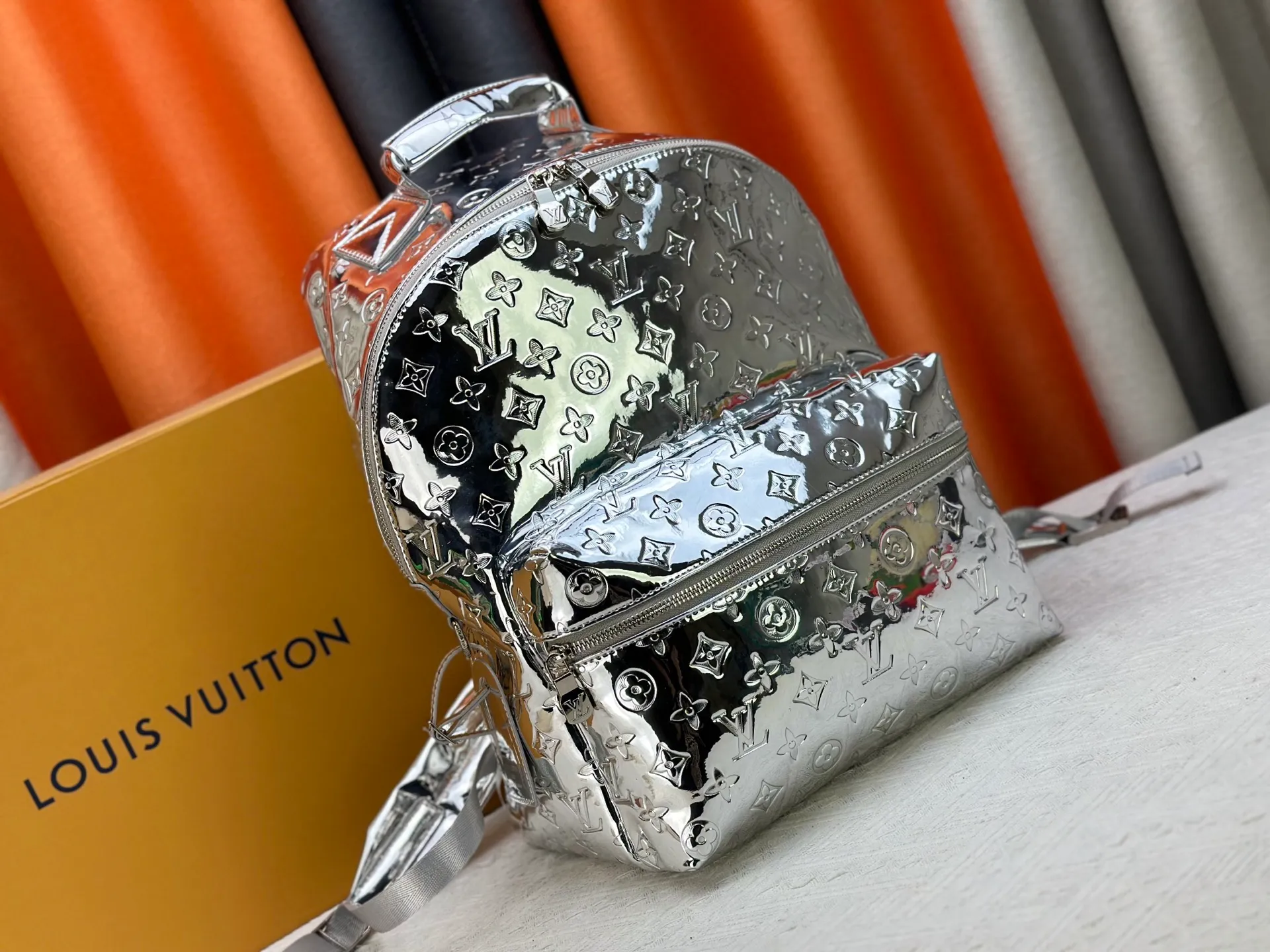 P360 Mirror Silver Backpack LV Men's Discovery Mirror Backpack I recently picked up the Iv Men's Discovery Backpack, the item number is M43186 43408 A. It has a large capacity and can fit a small notebook.  It is unisex and looks good on girls’ backs too.  ★A relatively low-key model, you can carry it to work, commuting and out for fun. ★Very practical. If boys don’t like to carry bags, this backpack is a very good choice. Practical men’s bag recommended 30 38cm