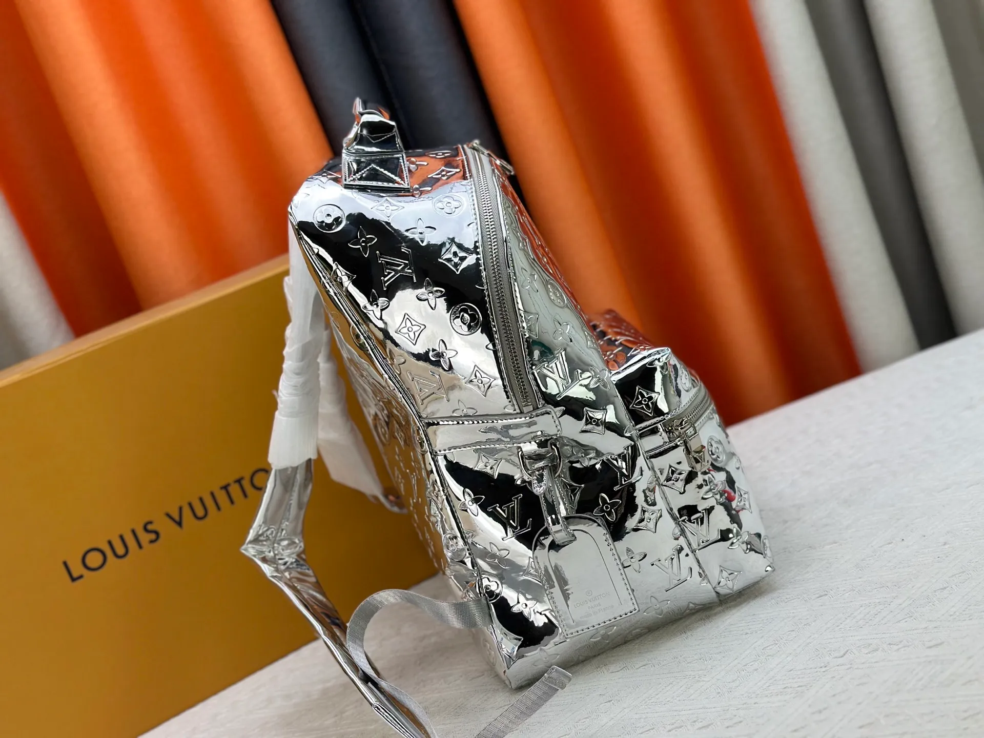 P360 Mirror Silver Backpack LV Men's Discovery Mirror Backpack I recently picked up the Iv Men's Discovery Backpack, the item number is M43186 43408 A. It has a large capacity and can fit a small notebook.  It is unisex and looks good on girls’ backs too.  ★A relatively low-key model, you can carry it to work, commuting and out for fun. ★Very practical. If boys don’t like to carry bags, this backpack is a very good choice. Practical men’s bag recommended 30 38cm