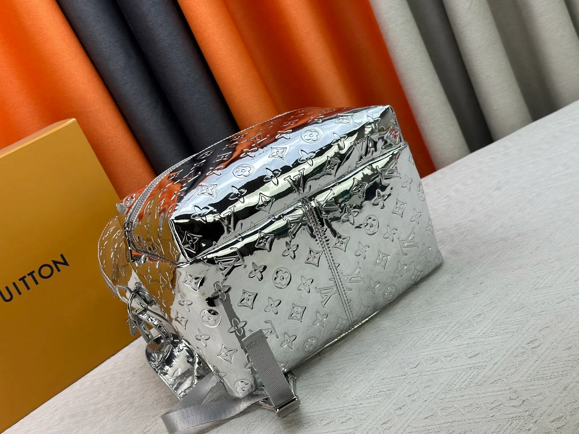P360 Mirror Silver Backpack LV Men's Discovery Mirror Backpack I recently picked up the Iv Men's Discovery Backpack, the item number is M43186 43408 A. It has a large capacity and can fit a small notebook.  It is unisex and looks good on girls’ backs too.  ★A relatively low-key model, you can carry it to work, commuting and out for fun. ★Very practical. If boys don’t like to carry bags, this backpack is a very good choice. Practical men’s bag recommended 30 38cm