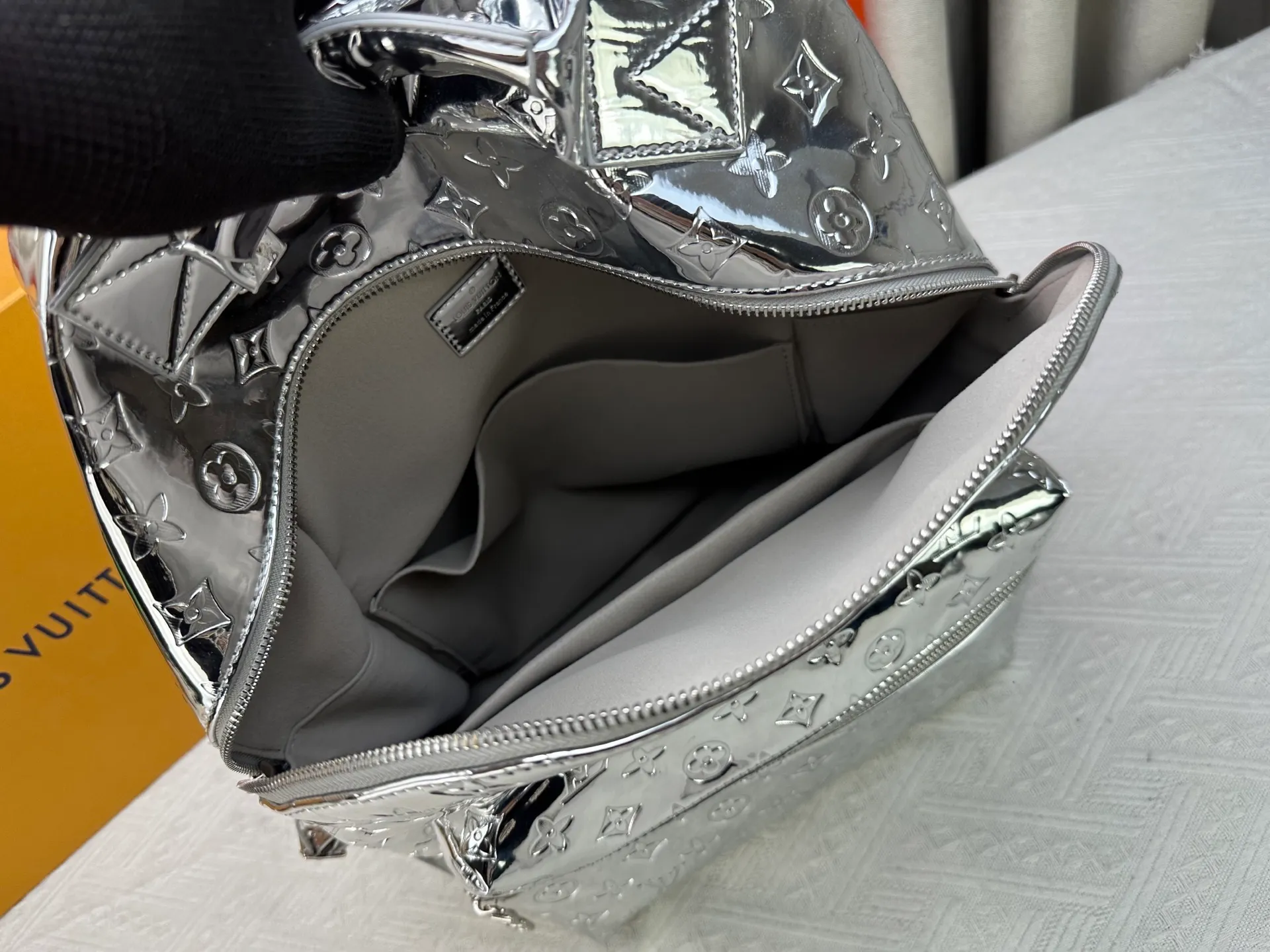 P360 Mirror Silver Backpack LV Men's Discovery Mirror Backpack I recently picked up the Iv Men's Discovery Backpack, the item number is M43186 43408 A. It has a large capacity and can fit a small notebook.  It is unisex and looks good on girls’ backs too.  ★A relatively low-key model, you can carry it to work, commuting and out for fun. ★Very practical. If boys don’t like to carry bags, this backpack is a very good choice. Practical men’s bag recommended 30 38cm